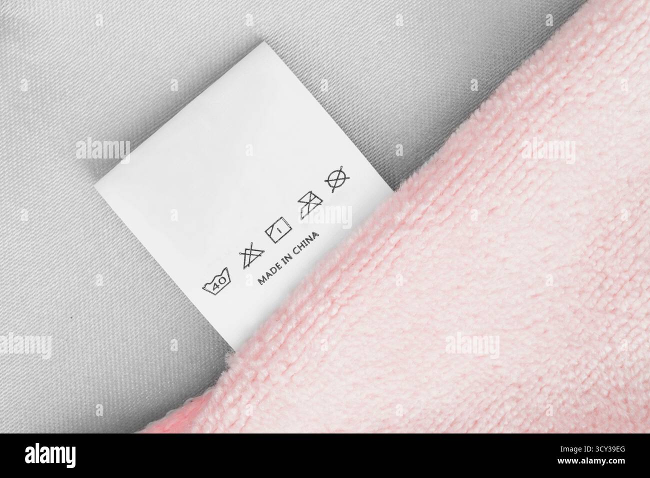 Waschanweisungen gemacht in China Kleideretikett auf Frottiergewebe Hintergrund Nahaufnahme Stockfoto