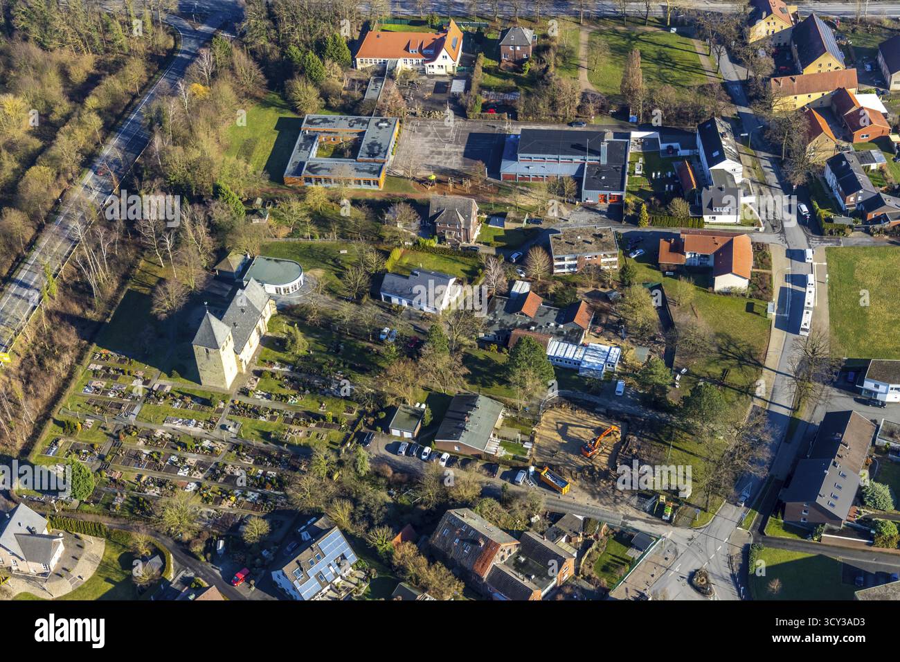 Luftaufnahme, Dorfkirche Uentrop, Maximiliangrundschule Uentrop, Uentrop, Hamm, Ruhrgebiet, Nordrhein-Westfalen, Deutschland, an der Uentroper Ki Stockfoto