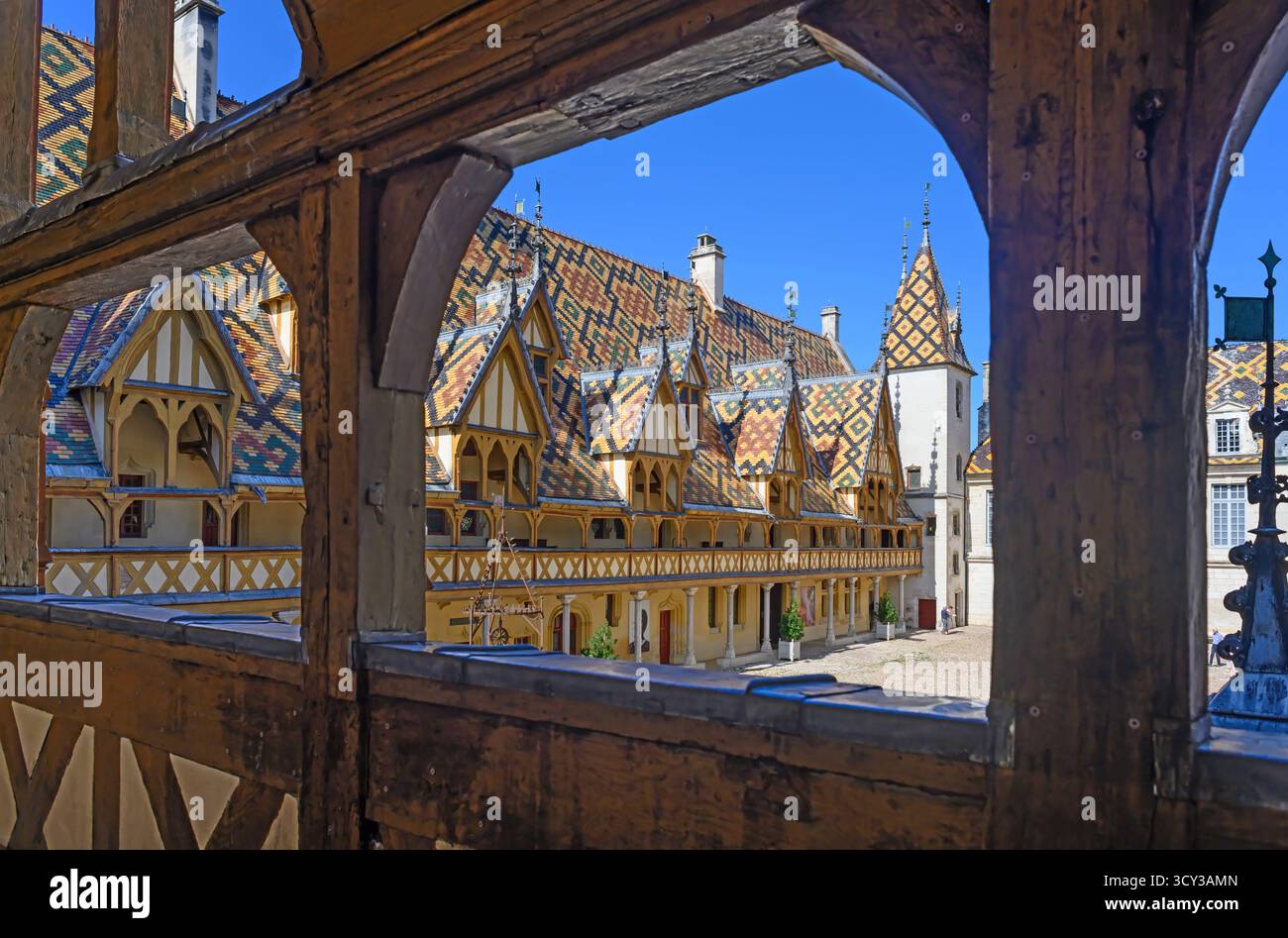 Hospices de Beaune, Hôtel-Dieu // Hospices de Beaune, Hotel Dieu, Dach in lackierten Fliesen, mehrfarbig im Innenhof Stockfoto