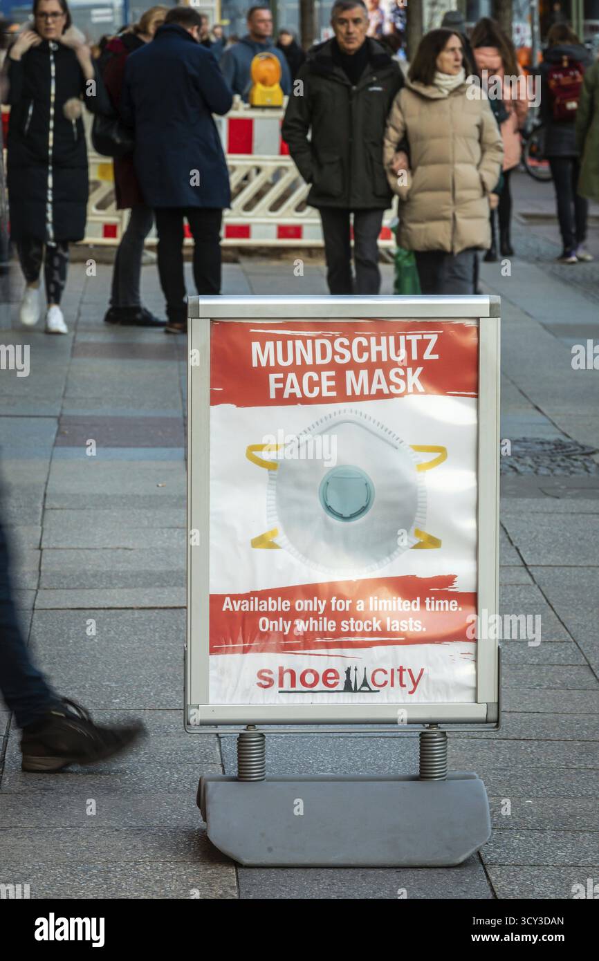 DEU Deutschland Berlin Ein Schuhgeschäft bietet für begrenzte Zeit Gesichtsmasken auf den Tauenzien an Stockfoto