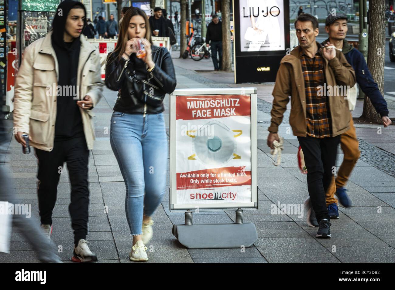 DEU Deutschland Berlin Ein Schuhgeschäft bietet für begrenzte Zeit Gesichtsmasken auf den Tauenzien an Stockfoto