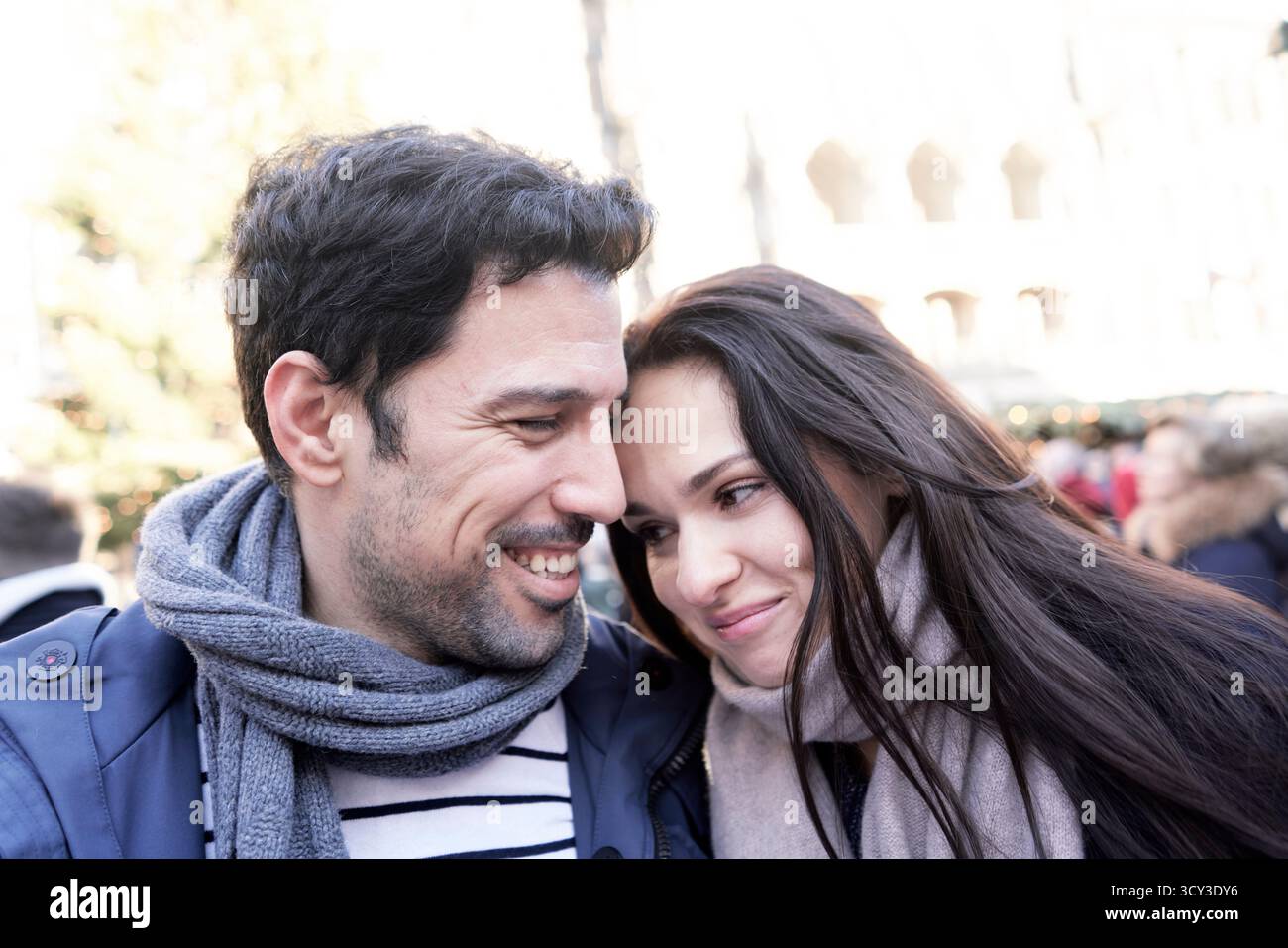Mann und Frau sind in Winterkleidung zueinander geneigt Stockfoto