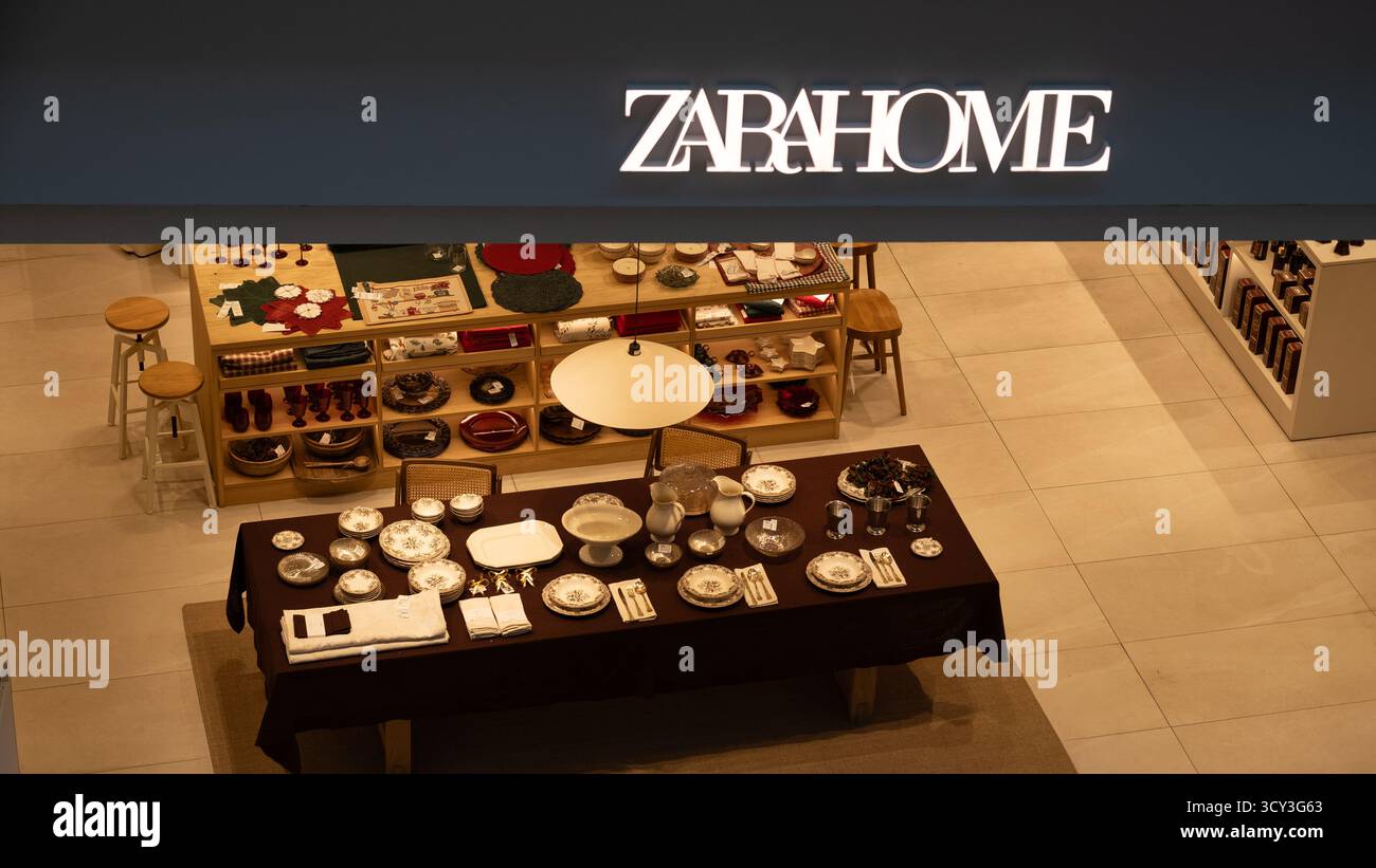 Krakau, Polen, Oktober 2025. Innenraum eines Zara Home Stores mit elegantem Geschirrdisplay und dekorativen Wohnaccessoires. Die Aussicht zeigt eine moderne Stockfoto