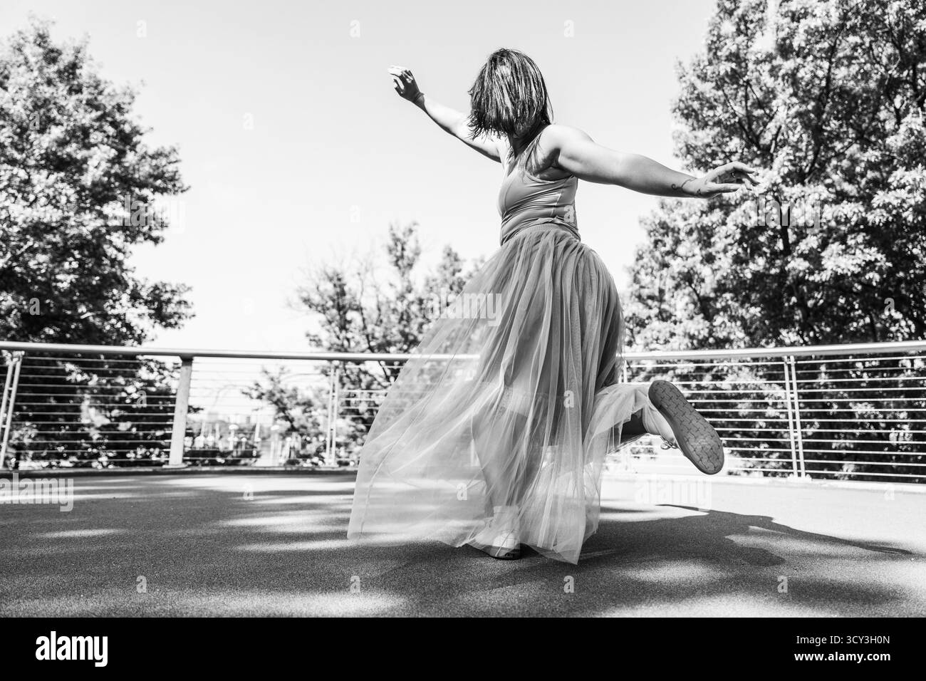 Frau, die draußen tanzt und Freiheit und Freude ausdrückt Stockfoto