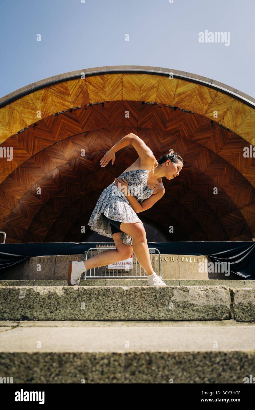 Frau, die tanzt und Bewegung in der Nähe der Luke Shell ausdrückt Stockfoto