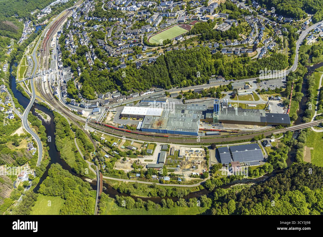 Luftaufnahme, Bahnhof Finnentrop, ThyssenKrupp Steel, Fluss Lenne, Sportplatz FC Finnentrop, Finnentrop, Sauerland, Nordrhein-Westfalen, Stockfoto