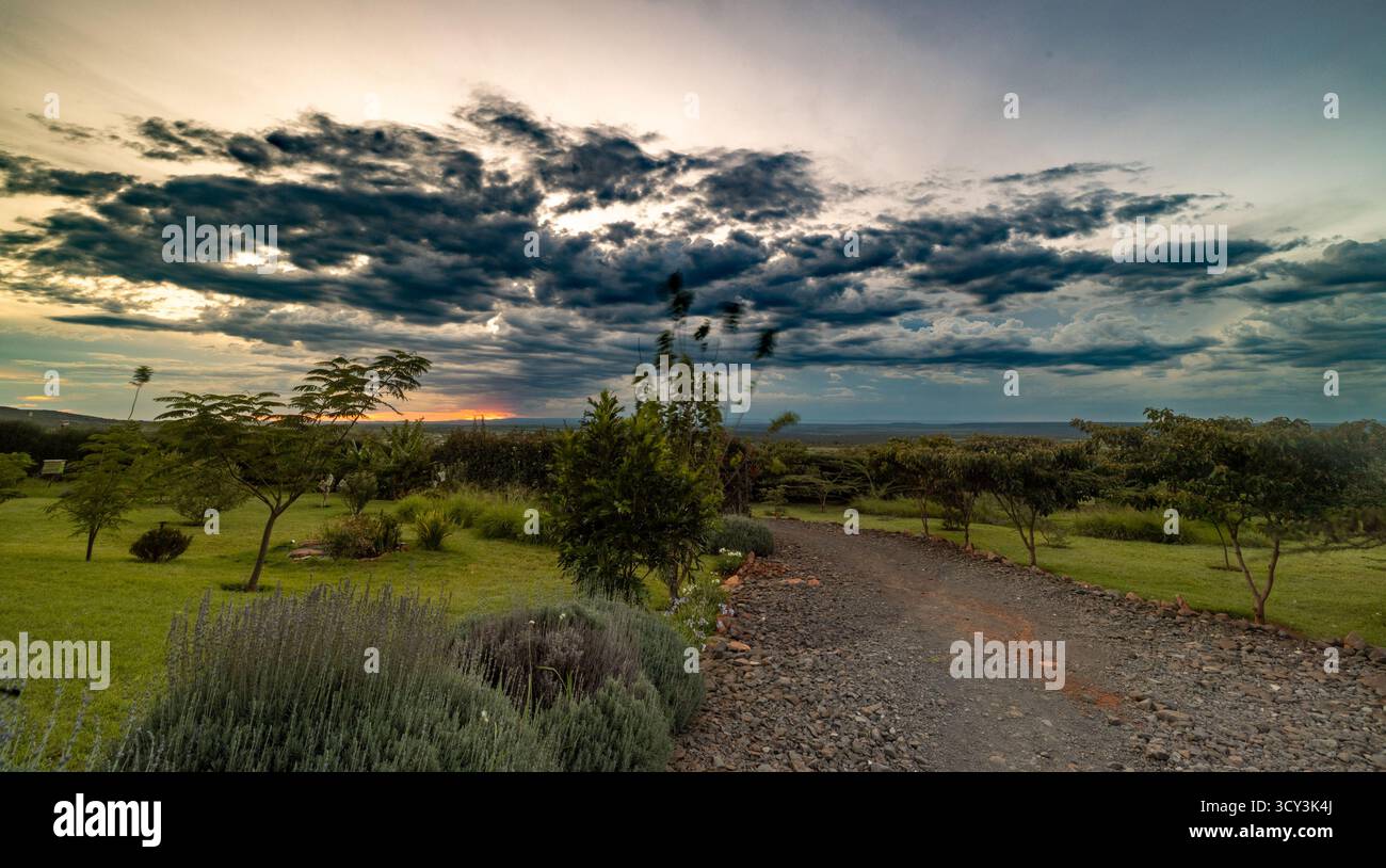 Sonnenuntergang in der Wildnis nahe Masai Mara, Kenia die Einwohner gehören zum Stamm der Maasai Stockfoto