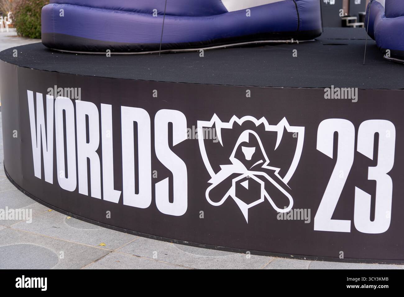Das Logo der World 23 Esports-Veranstaltung auf der Bühnenplattform am Gwanghwamun-Platz in Seoul, Südkorea, am 19. November 2023 Stockfoto