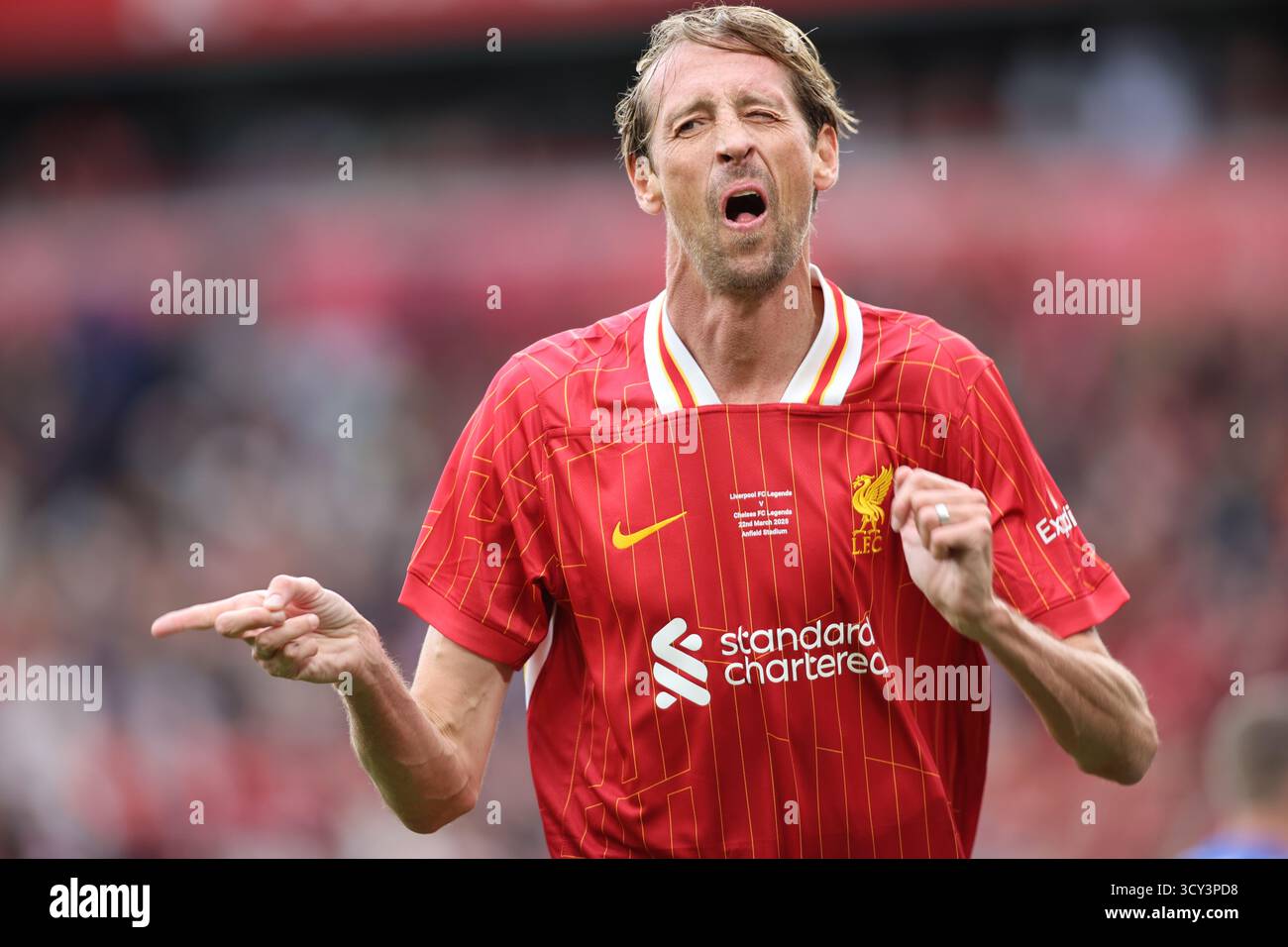 Peter Crouch feiert sein Tor beim Spiel Liverpool FC Legends gegen Chelsea Legends in Anfield Stockfoto