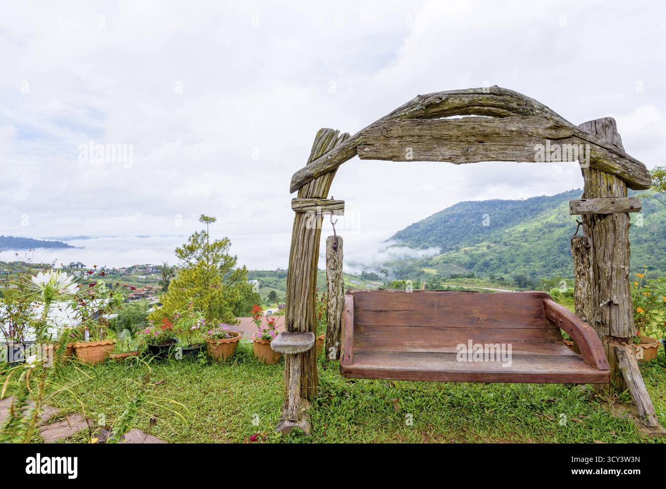 Schöne Natur Landschaft Nebel im Tal und Schaukel aus Holz auf dem Hügel am hohen Winkel Aussichtspunkt. Die berühmten Sehenswürdigkeiten in Khao Kho di Stockfoto