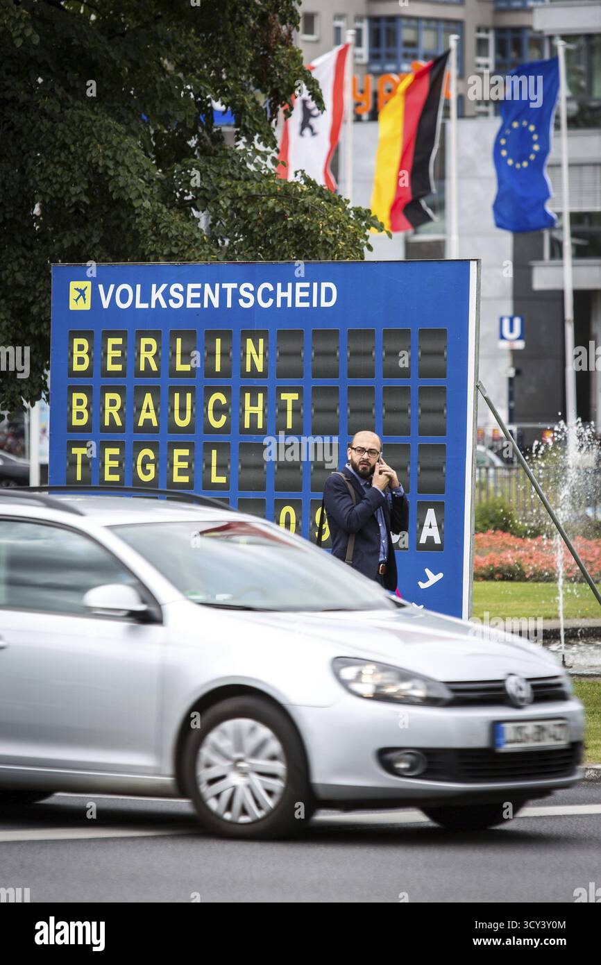 DEU Deutschland Deutschland Berlin Ein Poster der Fluggesellschaft Ryanair wirbt für den weiteren Betrieb des Flughafens Tegel Stockfoto