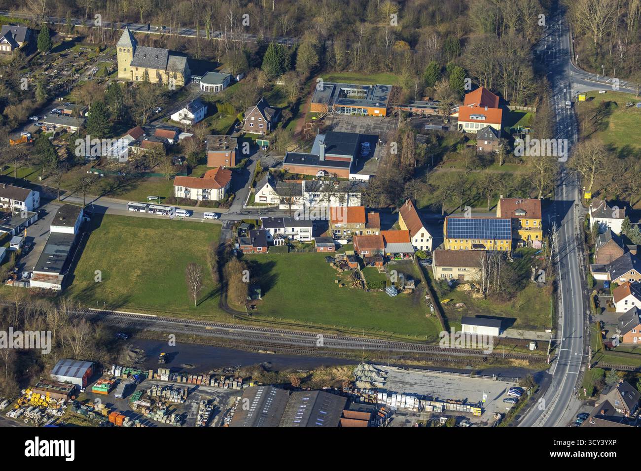 Luftaufnahme, Dorfkirche Uentrop, Maximiliangrundschule Uentrop, Uentrop, Hamm, Ruhrgebiet, Nordrhein-Westfalen, Deutschland, an der Uentroper Ki Stockfoto