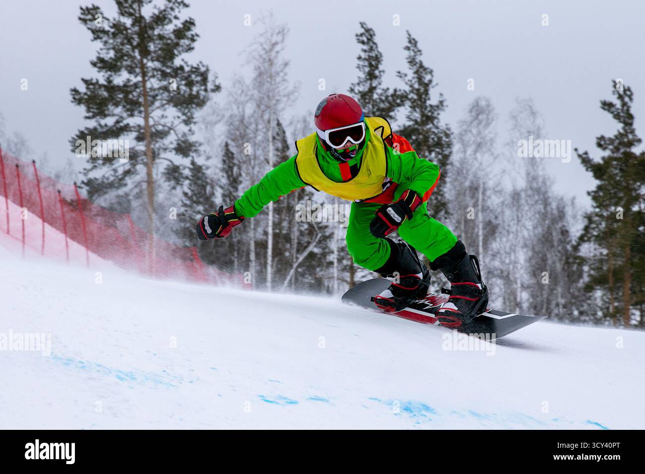 Snowboarder in bunten Kleidern beim Wettkampf-Snowboard-Cross Stockfoto