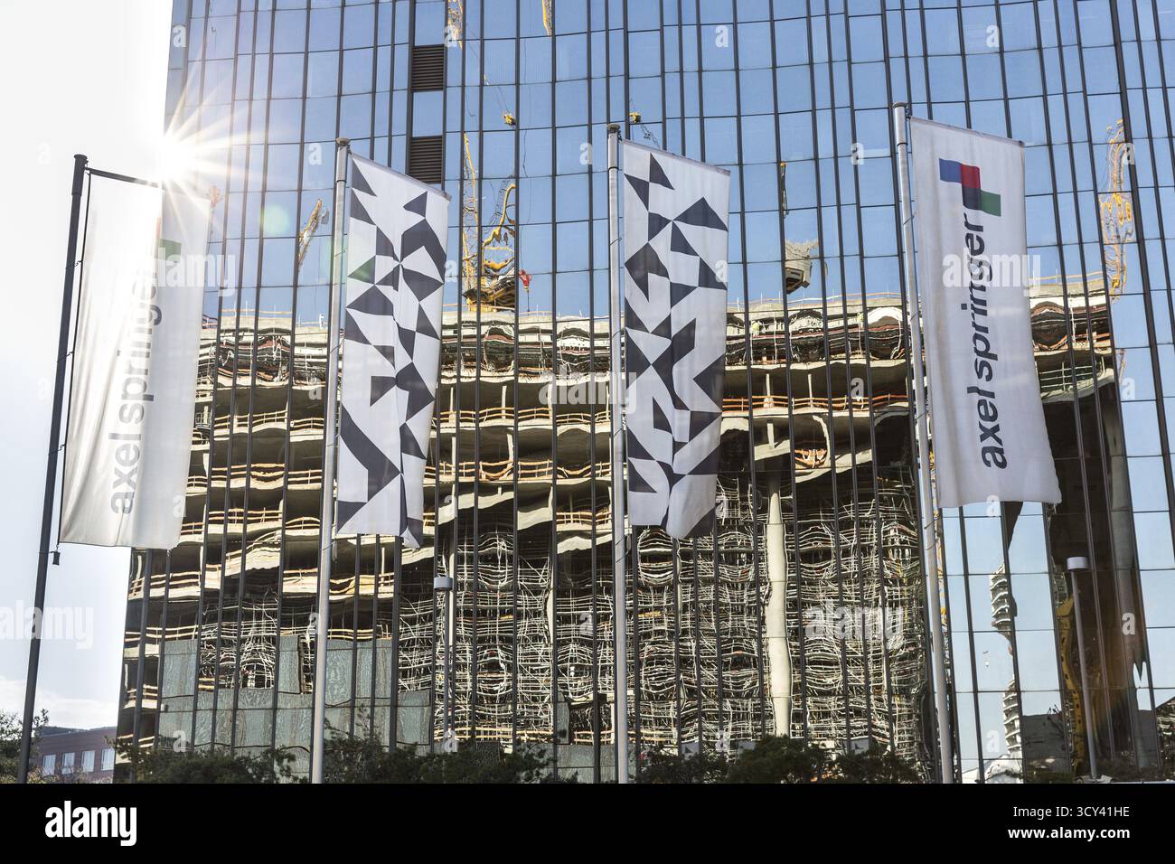 DEU Deutschland Berlin das neue Gebäude der Axel Springer Gruppe spiegelt sich in der alten Firmenzentrale wider Stockfoto