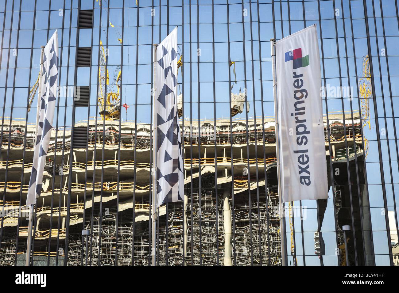 DEU Deutschland Berlin das neue Gebäude der Axel Springer Gruppe spiegelt sich in der alten Firmenzentrale wider Stockfoto