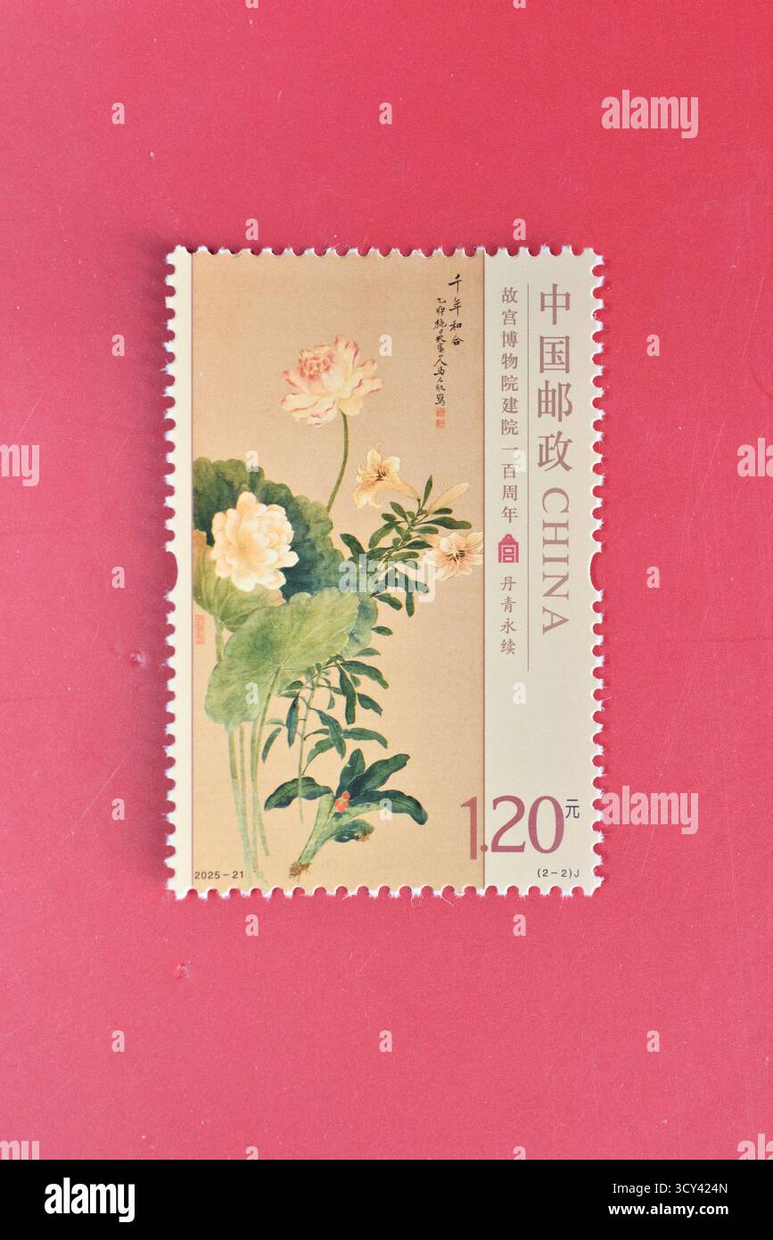 CHINA - UM 2025: Eine in China gedruckte Briefmarke zeigt das 100. Jubiläum des Palastmuseums um 2025. Stockfoto