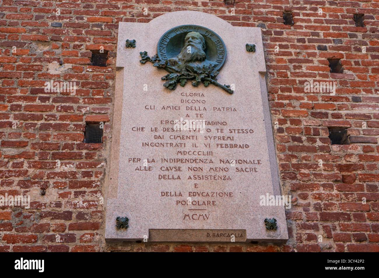 Italien, Mailand - 17. Juli 2025: Giuseppe Piolti de Bianchi ist ein italienischer Revolutionär. Schloss Sforza in Mailand. Antike italienische mittelalterliche Architektur. Altes Gebäude mit Mauerfassade und Festungsturm Stockfoto