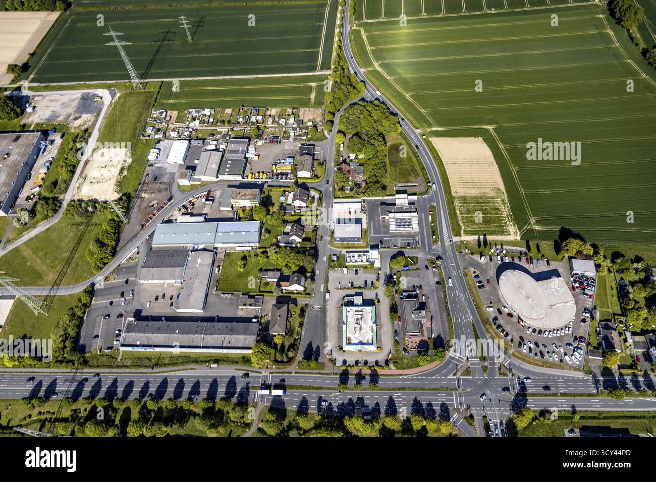 Luftaufnahme, Gewerbegebiet Kamen Karree, Kress GmbH & Co. KG KAMEN, Connie's Diner, Tesla Supercharger, Burger King Kamen, Kamen, Autohaus Muerman Stockfoto