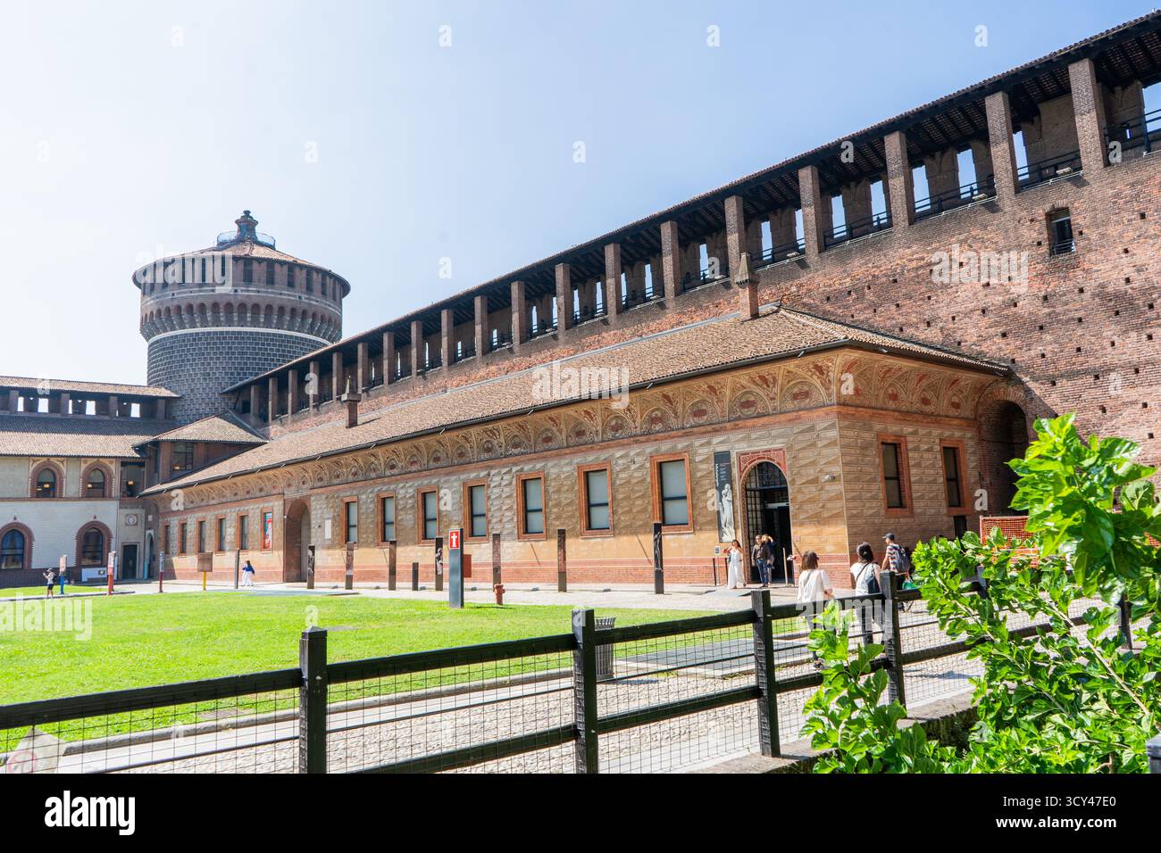 Italien, Mailand - 17. Juli 2025: Schloss Sforza in Mailand. Alte italienische Architektur. Tower Fort Gebäude. Alte Mauerfassade Fort House Hof Außen Stockfoto