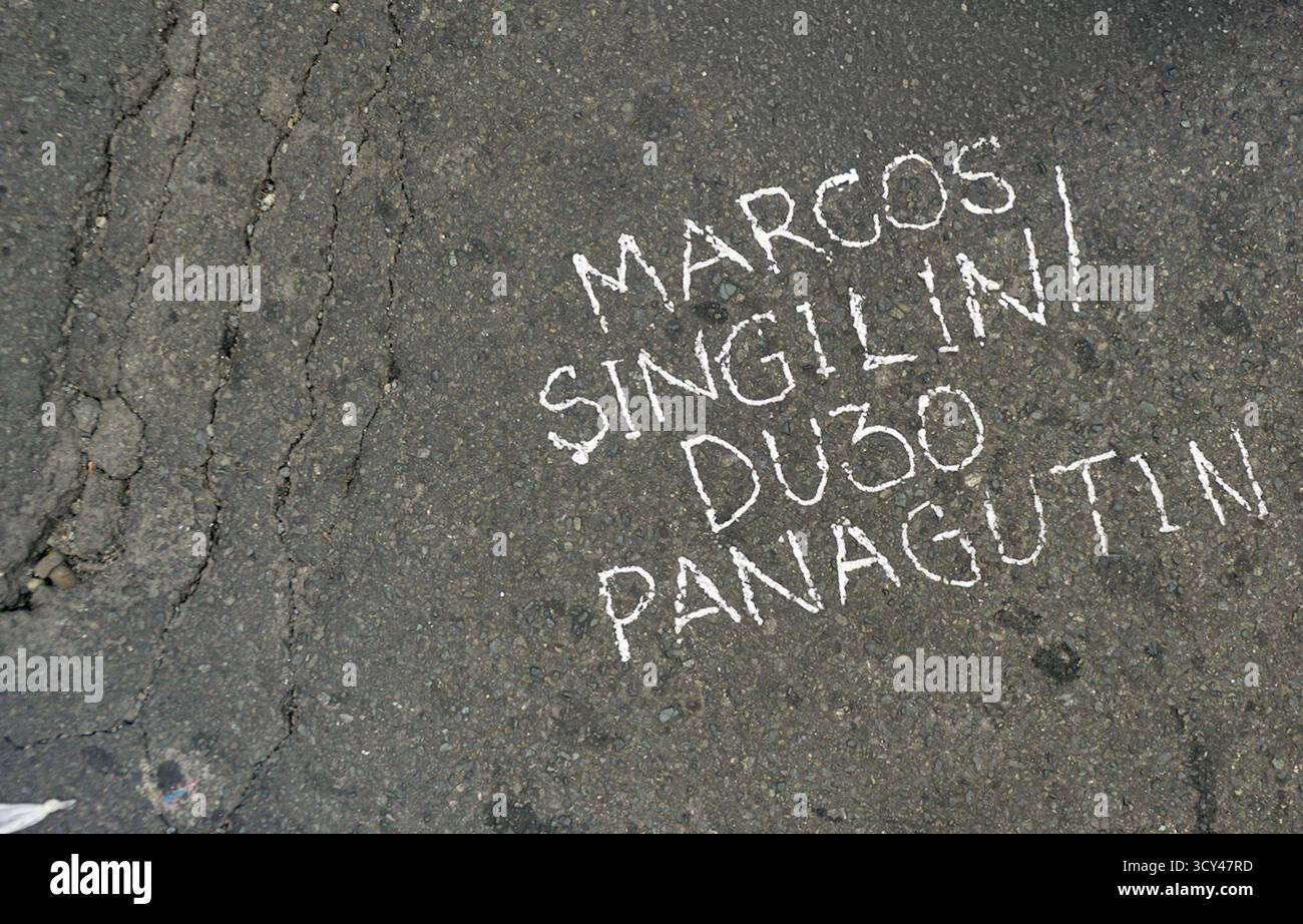 Manila, Metro Manila, Philippinen. Oktober 2025. Markierungen während des Nationalen Aktionstages der Jugend gegen Korruption Jugendproteste in Manila am 17. Oktober 2025.Jugendgruppen Slams PH-Regierung bekämpfen verbreitete Korruption und Fehlallokation der Hochwasserschutzprojekte. (Kreditbild: © Zedrich Xylak Madrid/ZUMA Press Wire) NUR REDAKTIONELLE VERWENDUNG! Nicht für kommerzielle ZWECKE! Stockfoto