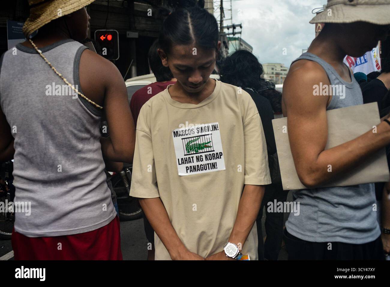 Manila, Metro Manila, Philippinen. Oktober 2025. Ein Jugendlicher mit einem Aufkleber auf seinem Hemd während des Nationalen Aktionstages der Jugend gegen Korruption Protest in Manila am 17. Oktober 2025.Jugendgruppen Slams PH-Regierung bekämpfen verbreitete Korruption und Fehlallokation der Hochwasserschutzprojekte. (Kreditbild: © Zedrich Xylak Madrid/ZUMA Press Wire) NUR REDAKTIONELLE VERWENDUNG! Nicht für kommerzielle ZWECKE! Stockfoto