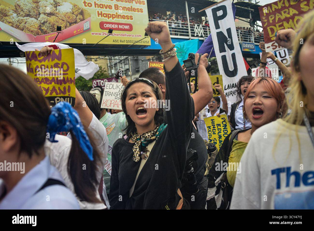 Manila, Metro Manila, Philippinen. Oktober 2025. Während des Nationalen Aktionstages der Jugend gegen Korruption am 17. Oktober 2025 in Manila erhob eine Demonstrantin ihre Faust.Jugendgruppen Slams PH-Regierung verurteilen verbreitete Korruption und Fehlallokation der Hochwasserschutzprojekte. (Kreditbild: © Zedrich Xylak Madrid/ZUMA Press Wire) NUR REDAKTIONELLE VERWENDUNG! Nicht für kommerzielle ZWECKE! Stockfoto