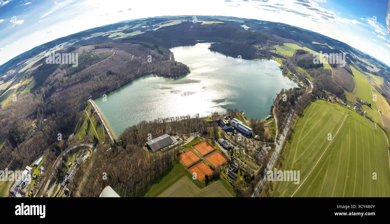 Luftaufnahme, Hennesee Hennetalsperre, Waldgebiet, Super Weitwinkel, Meschede, Sauerland, Nordrhein-Westfalen, Deutschland, DE, Erdkrümmung, Europa Stockfoto