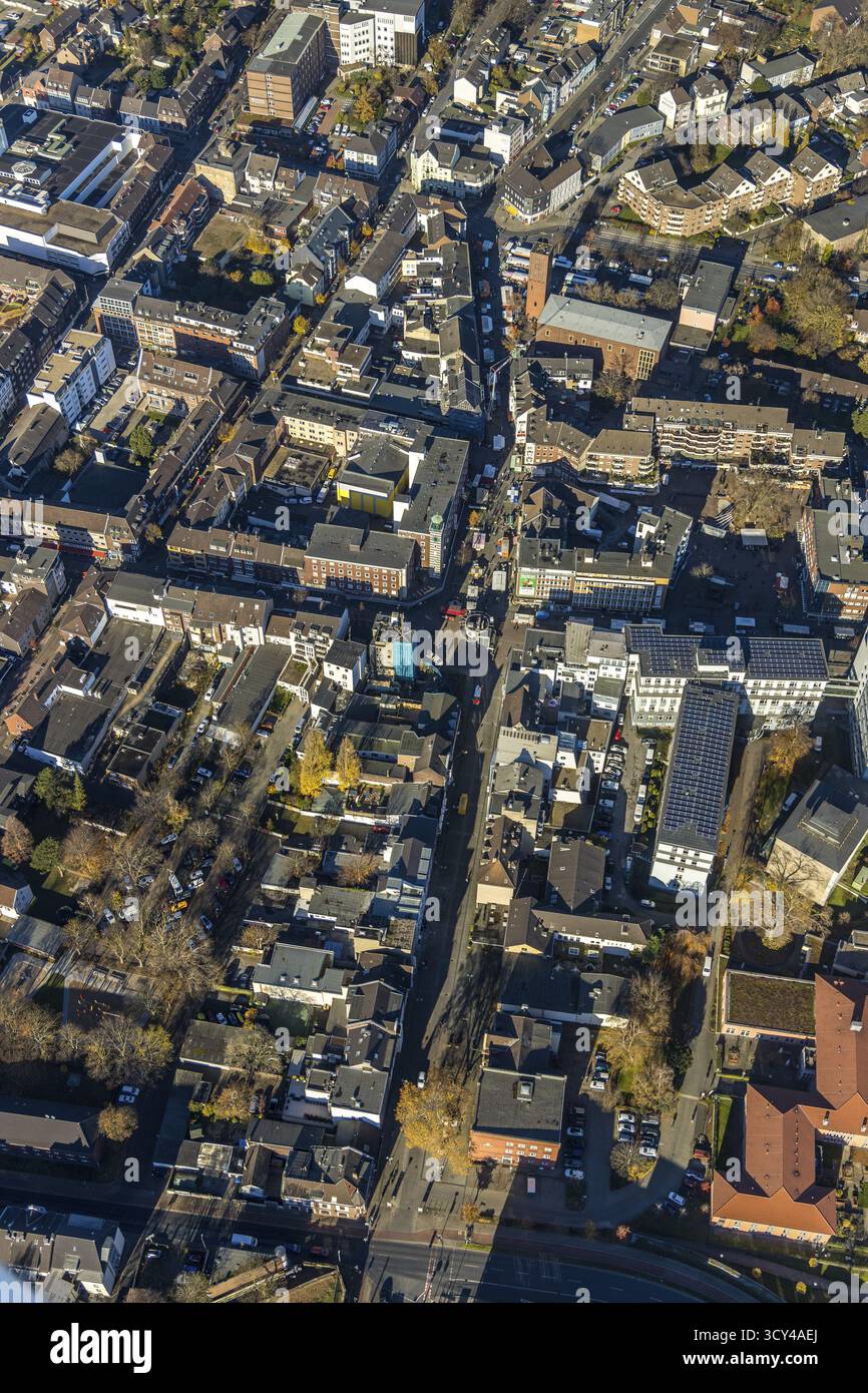 Luftaufnahme, katholische Kirche St. Clemens, großer Markt, Marktstände, Sterkrade Mitte, Oberhausen, Ruhrgebiet, Nordrhein-Westfalen, Deutschland, Ort Stockfoto