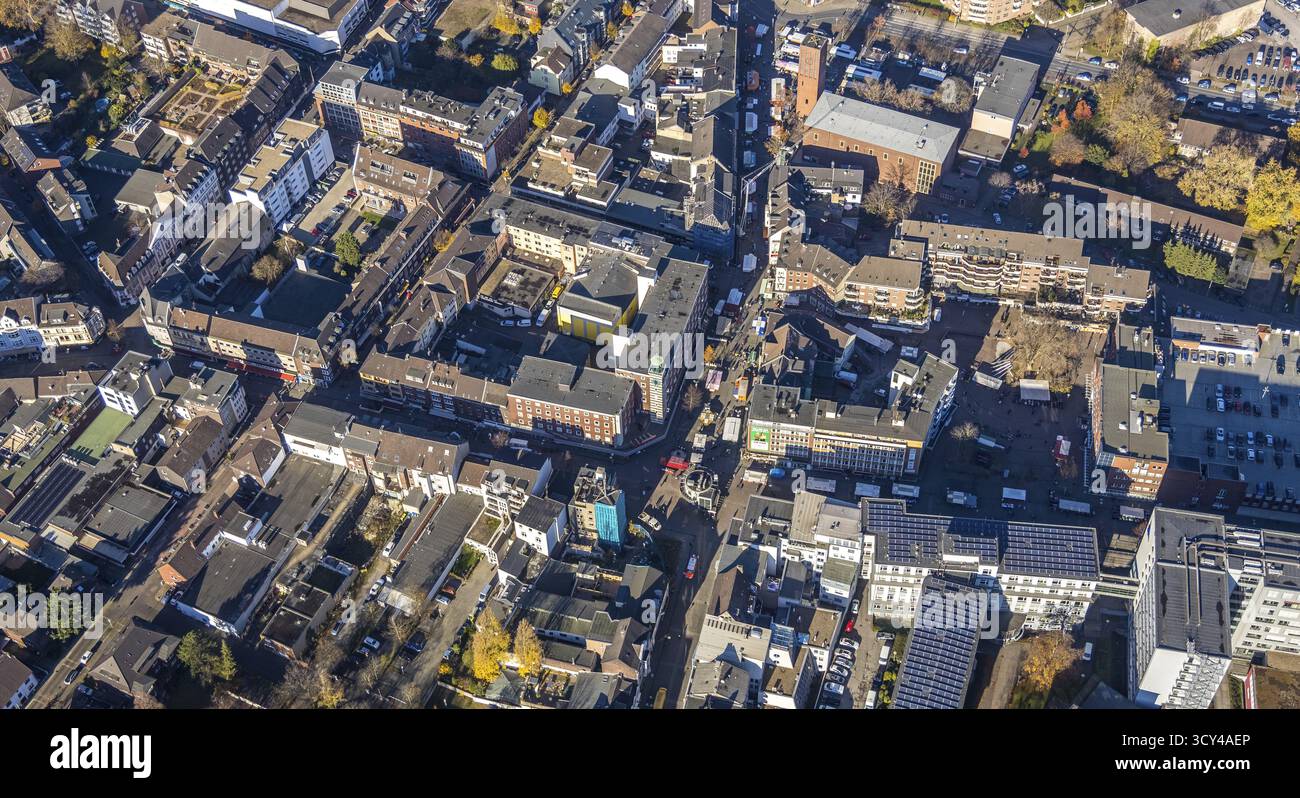 Luftaufnahme, katholische Kirche St. Clemens, großer Markt, Marktstände, Sterkrade Mitte, Oberhausen, Ruhrgebiet, Nordrhein-Westfalen, Deutschland, Ort Stockfoto