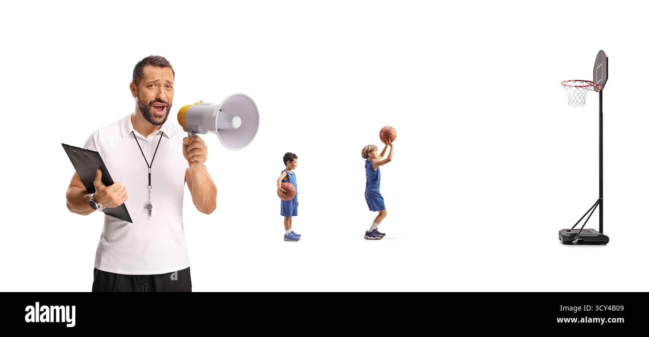 Trainiere mit einem Megaphon beim Basketballtraining isoliert auf weißem Hintergrund Stockfoto