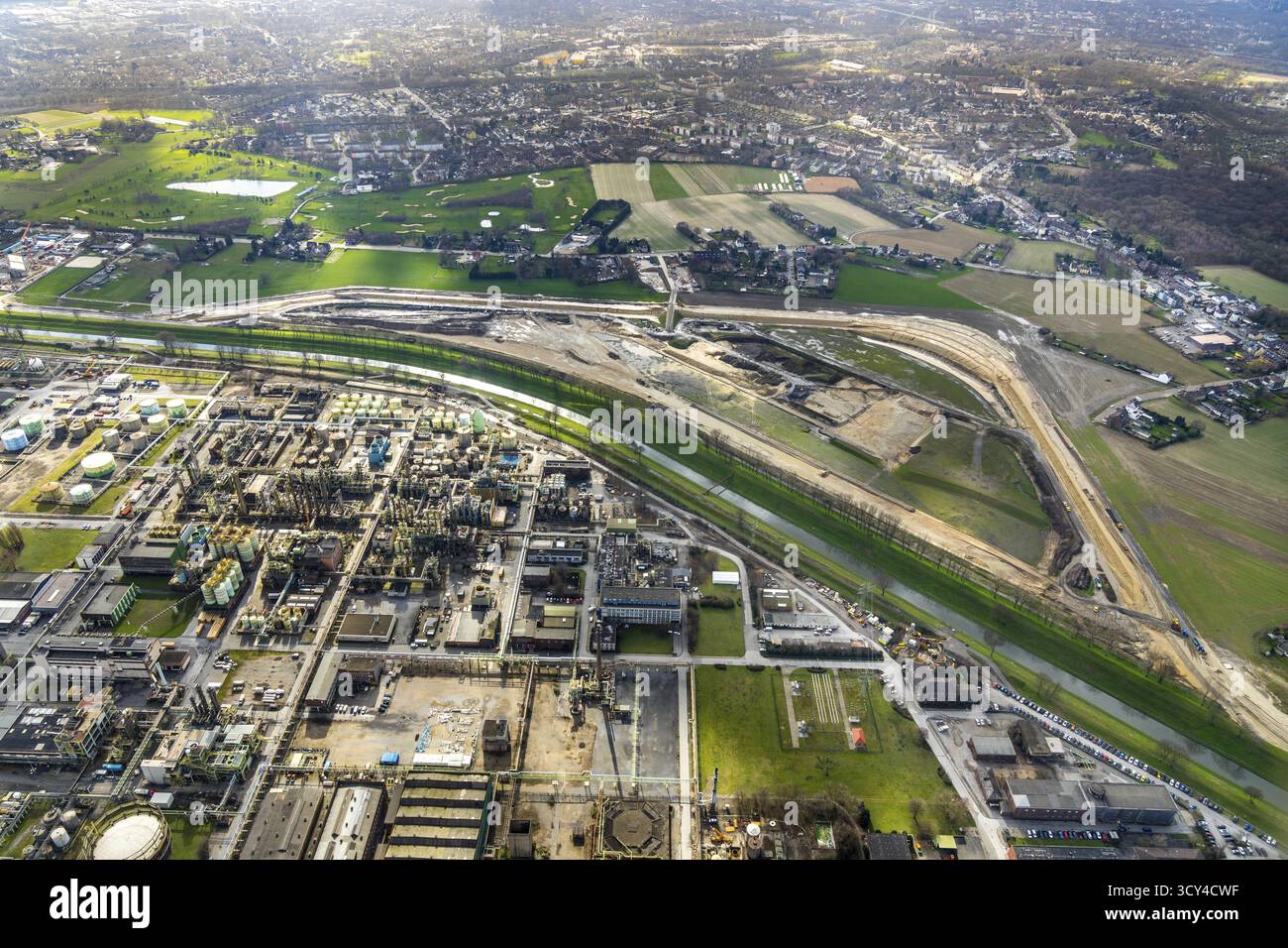 Luftaufnahme, neuer Deich- und Straßenbau, Emscher Fluss, Emschergenossenschaft Emscher Umbau, OXEA Chemiewerk, Sterkrade, Oberhausen, Ruhr Stockfoto