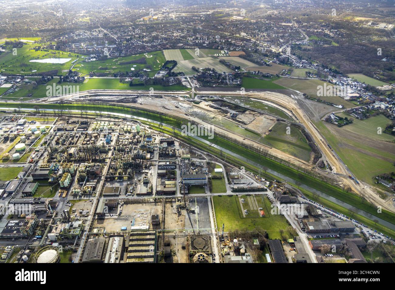 Luftaufnahme, neuer Deich- und Straßenbau, Emscher Fluss, Emschergenossenschaft Emscher Umbau, OXEA Chemiewerk, Sterkrade, Oberhausen, Ruhr Stockfoto