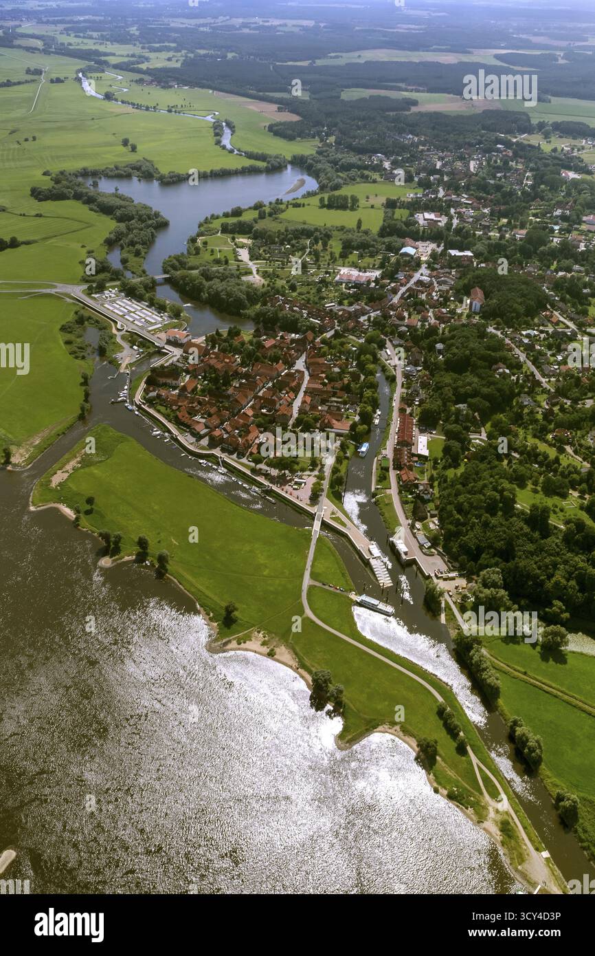 Altstadt von Hitzacker mit den Flüssen Jeetzel und Altjeetzel, Elbe, Elbufer, Hochwasserschutzbauten, Schleuse, Hitzacker (Elbe), Luechow-dann Stockfoto