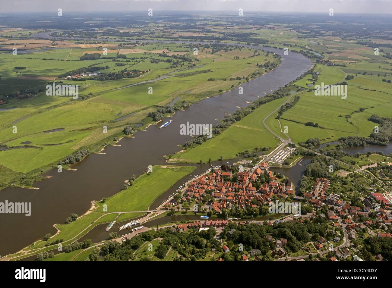 Altstadt von Hitzacker mit den Flüssen Jeetzel und Altjeetzel, Elbe, Elbufer, Hochwasserschutzbauten, Schleuse, Hitzacker (Elbe), Luechow-dann Stockfoto
