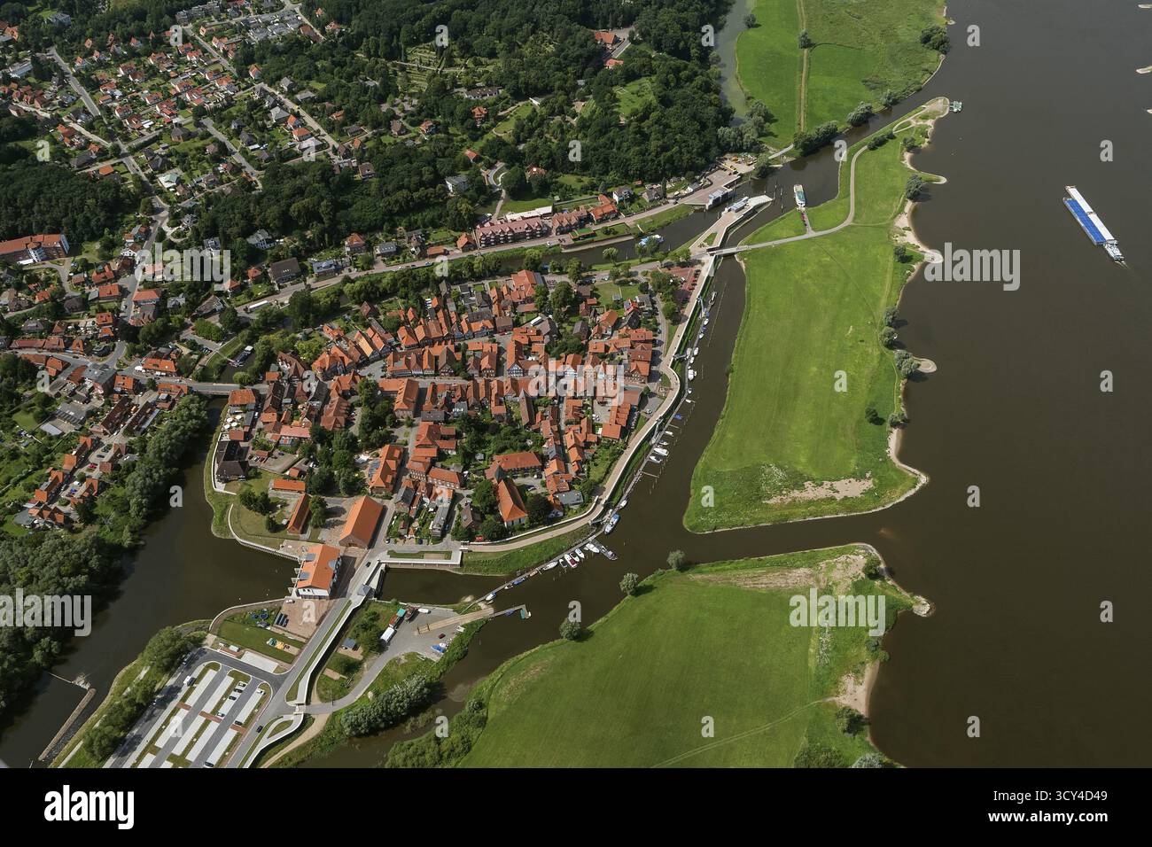 Altstadt von Hitzacker mit den Flüssen Jeetzel und Altjeetzel, Elbe, Elbufer, Hochwasserschutzbauten, Schleuse, Hitzacker (Elbe), Luechow-dann Stockfoto