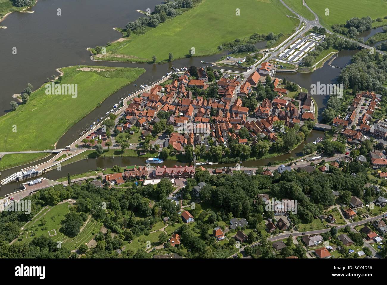 Altstadt von Hitzacker mit den Flüssen Jeetzel und Altjeetzel, Elbe, Elbufer, Hochwasserschutzbauten, Schleuse, Hitzacker (Elbe), Luechow-dann Stockfoto