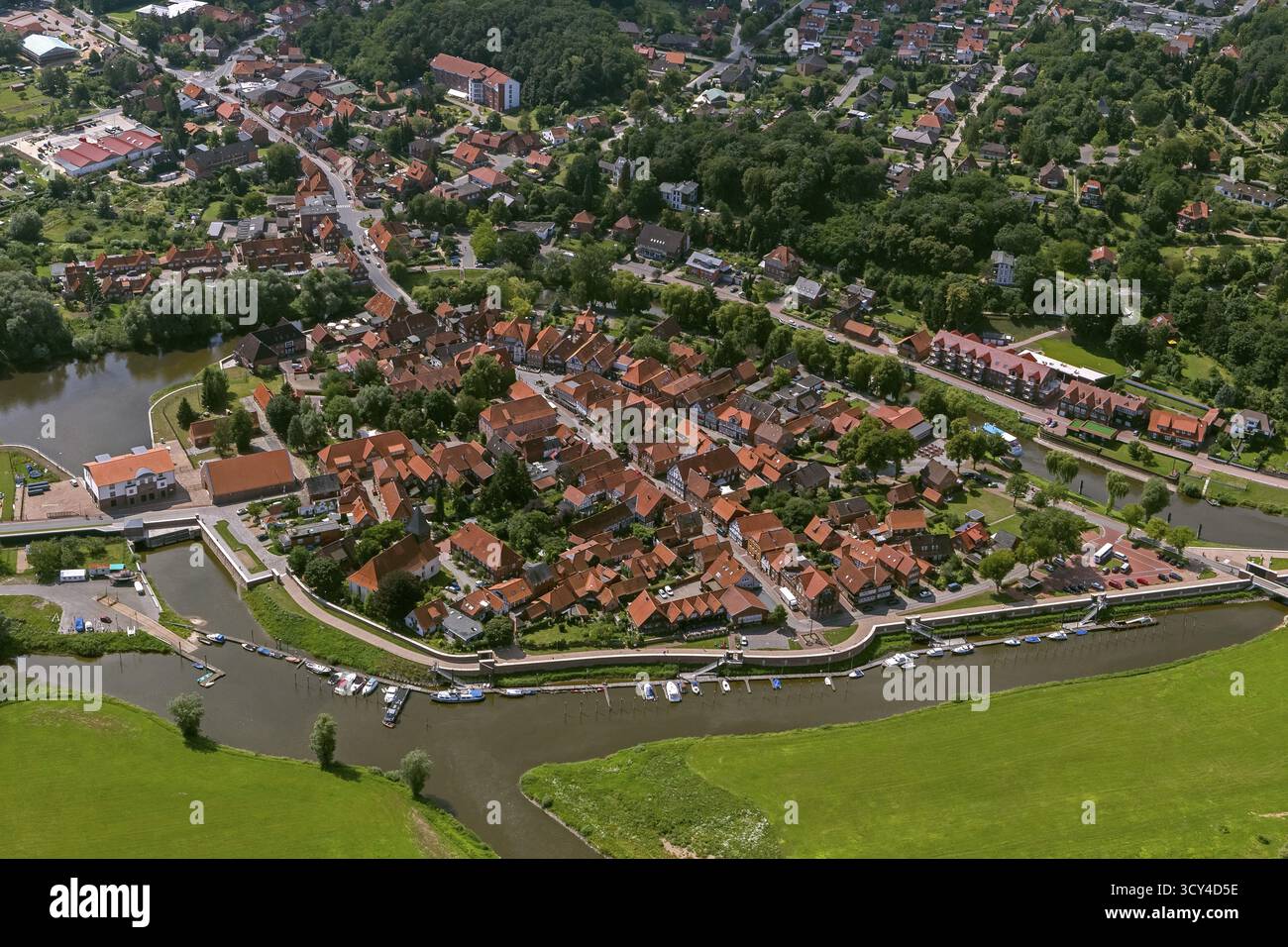 Altstadt von Hitzacker mit den Flüssen Jeetzel und Altjeetzel, Elbe, Elbufer, Hochwasserschutzbauten, Schleuse, Hitzacker (Elbe), Luechow-dann Stockfoto