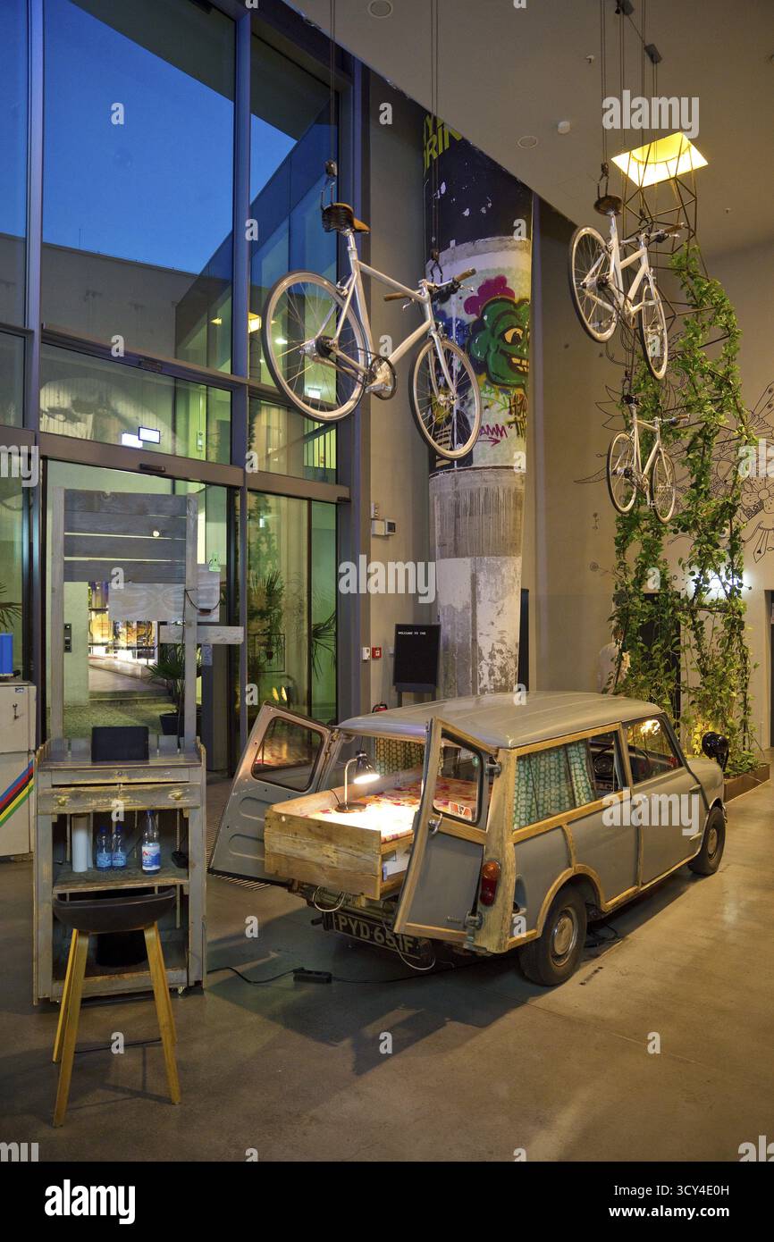 Eingangsbereich zur Monkey Bar mit alter Trabi am Abend, Charlottenburg, Berlin, Deutschland Stockfoto
