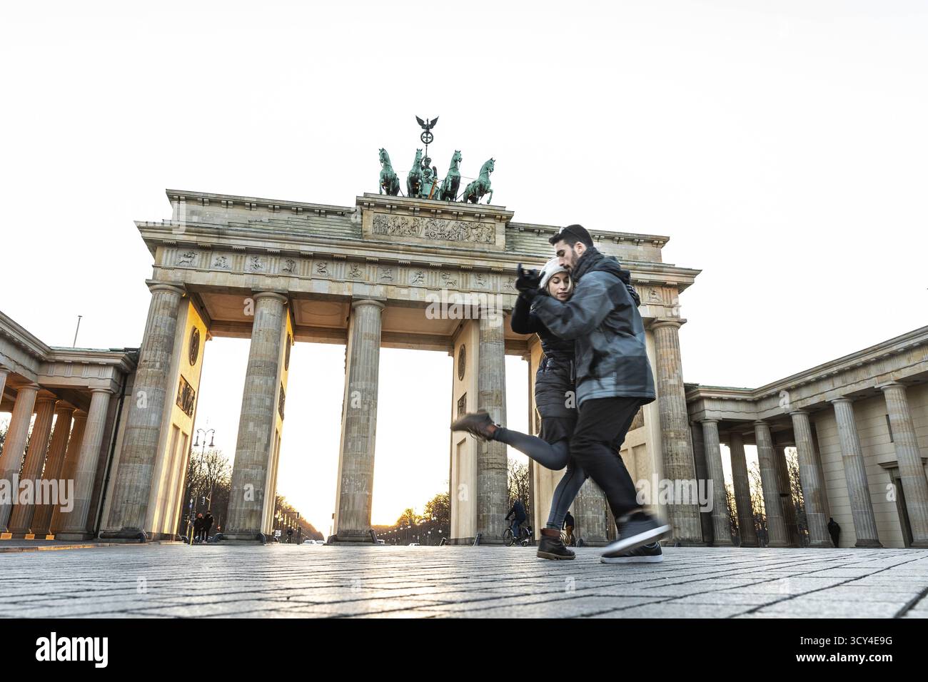 DEU Deutschland Berlin Ein Paar tanzt den Tango am leeren Brandenburger Tor Stockfoto