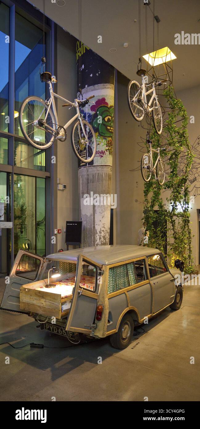 Eingangsbereich zur Monkey Bar mit alter Trabi am Abend, Charlottenburg, Berlin, Deutschland Stockfoto