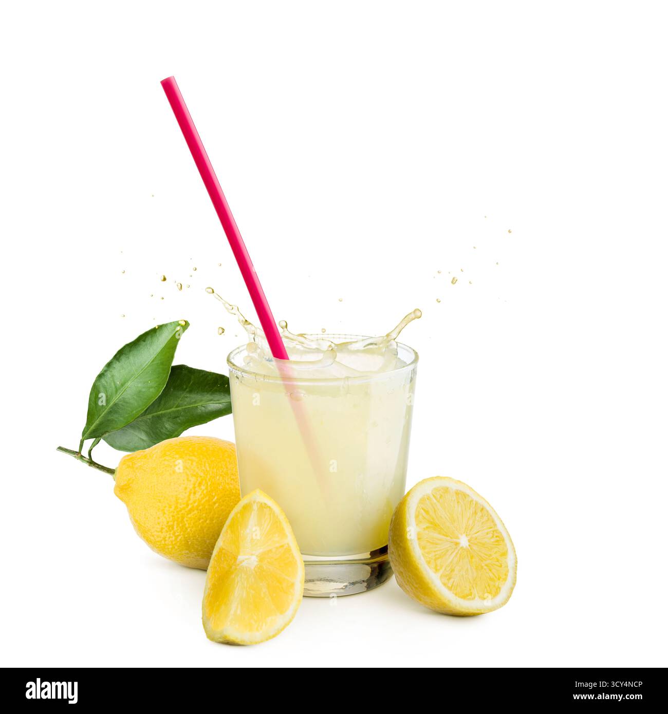 Glas Limonade mit Zitronen und rosafarbenem Stroh auf weißem Hintergrund. Stockfoto