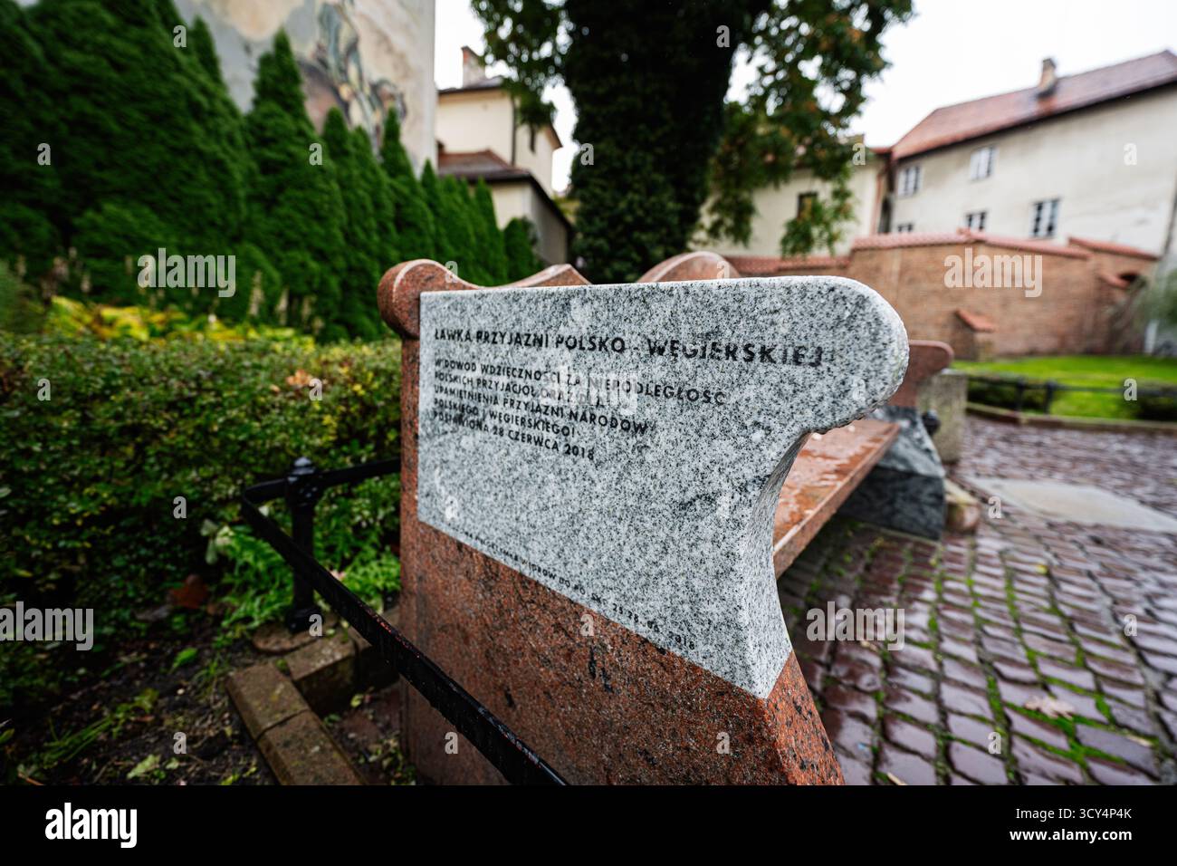 Tarnow, Polen - 10. Oktober 2025: Gedenktafel aus Granit in Tarnow Polen neben einem historischen Innenhof. Stockfoto
