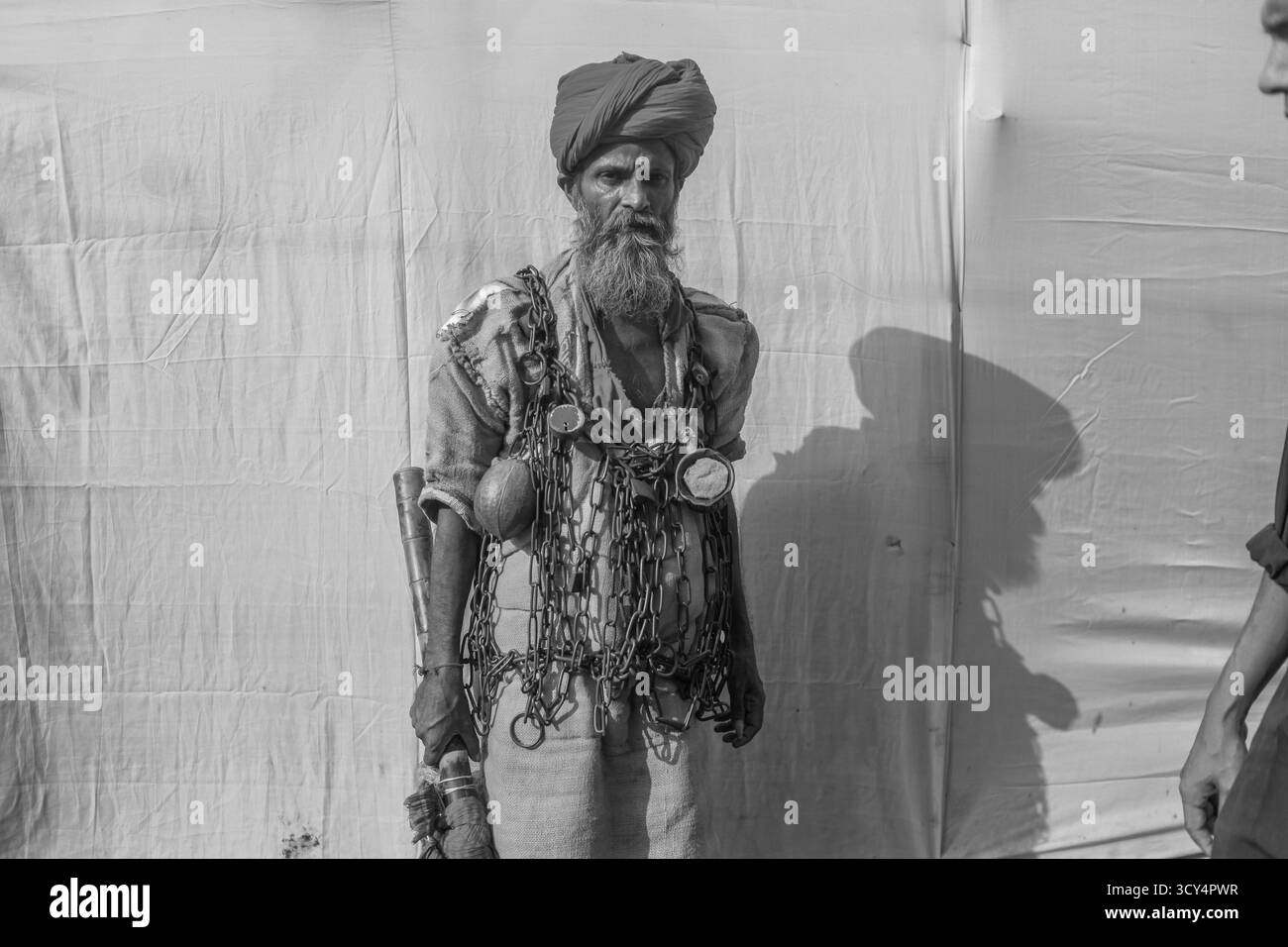 Dhaka, Dhaka, Bangladesch. Oktober 2025. Gläubige aus ganz Bangladesch versammeln sich am 17. Oktober 2025 im Lalon Akhra in Cheuriya, Kushtia, Bangladesch, um den 135. Todestag des mystischen Barden Lalon Shah zu feiern. Tausende von Followern gehen lange Wege, um am traditionellen dreitägigen Lalon Festival teilzunehmen, das das Gelände mit Liedern, spirituellen Gesängen und Gebeten füllt. Bauls und Devotees verbringen die Tage in Meditation, Musik und praktizieren Lalons Philosophie der Liebe, Gleichheit und Menschlichkeit. Für viele ist das Festival mehr als eine kulturelle Feier. Es ist eine zutiefst spirituelle Erfahrung Stockfoto