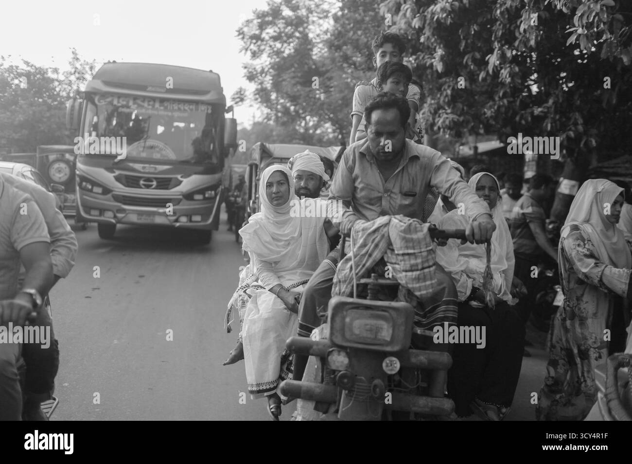 Dhaka, Dhaka, Bangladesch. Oktober 2025. Gläubige aus ganz Bangladesch versammeln sich am 17. Oktober 2025 im Lalon Akhra in Cheuriya, Kushtia, Bangladesch, um den 135. Todestag des mystischen Barden Lalon Shah zu feiern. Tausende von Followern gehen lange Wege, um am traditionellen dreitägigen Lalon Festival teilzunehmen, das das Gelände mit Liedern, spirituellen Gesängen und Gebeten füllt. Bauls und Devotees verbringen die Tage in Meditation, Musik und praktizieren Lalons Philosophie der Liebe, Gleichheit und Menschlichkeit. Für viele ist das Festival mehr als eine kulturelle Feier. Es ist eine zutiefst spirituelle Erfahrung Stockfoto