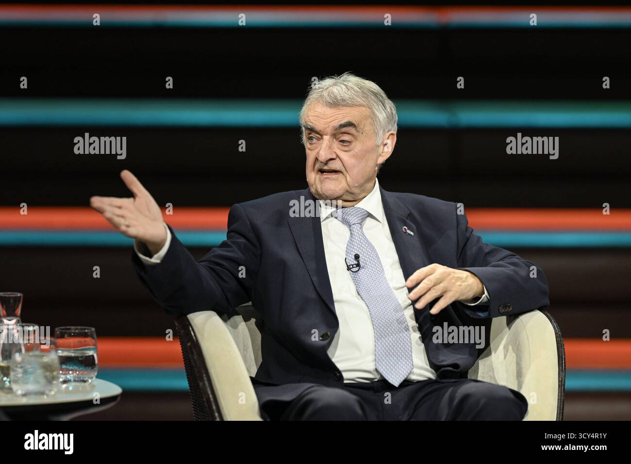 Herbert Reul Politiker 10/25 her Herbert Reul am 2. Oktober 2025 in Markus Lanz , ZDF Aufzeichnung vom 1. Oktober 2025 TV Fernsehen Talkshow Talkshow Deutschland deutsch deutscher Mann CDU Politik NRW Innenminister Landesminister Minister Politiker german quer halb sitzend sprechend gestikuliert *** Herbert Reul Politiker 10 25 Herbert Reul Politiker 10 25 Herbert Reul am 2. Oktober 2025 in Markus Lanz , ZDF Aufnahme vom 1. Oktober 2025 TV Talk Show Talk Show Deutschland Deutscher Mann CDU Politik NRW Innenminister Minister Politiker Deutscher Cross halb sitzend sprechender Gesticulati Stockfoto