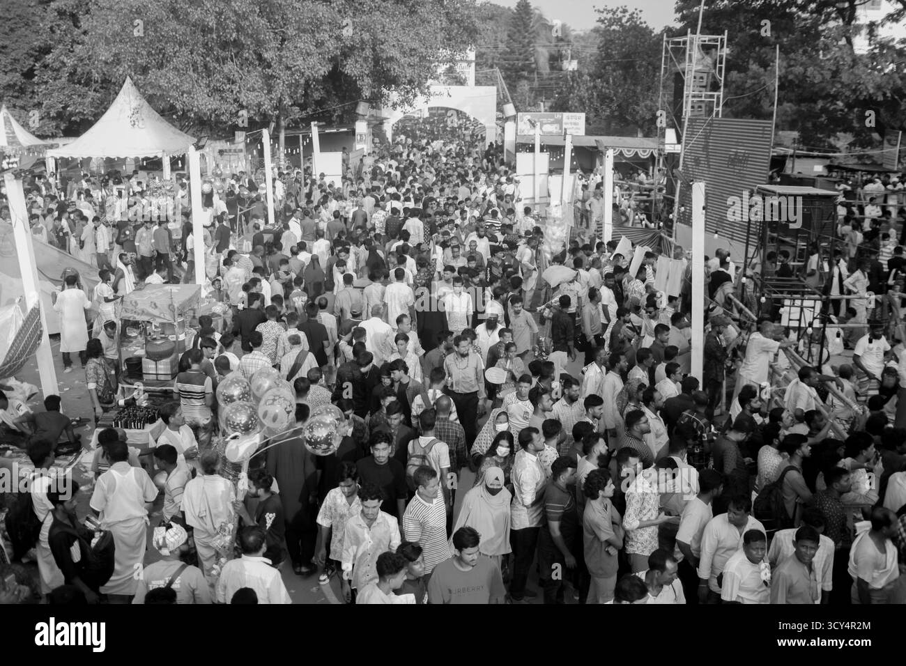 Dhaka, Dhaka, Bangladesch. Oktober 2025. Gläubige aus ganz Bangladesch versammeln sich am 17. Oktober 2025 im Lalon Akhra in Cheuriya, Kushtia, Bangladesch, um den 135. Todestag des mystischen Barden Lalon Shah zu feiern. Tausende von Followern gehen lange Wege, um am traditionellen dreitägigen Lalon Festival teilzunehmen, das das Gelände mit Liedern, spirituellen Gesängen und Gebeten füllt. Bauls und Devotees verbringen die Tage in Meditation, Musik und praktizieren Lalons Philosophie der Liebe, Gleichheit und Menschlichkeit. Für viele ist das Festival mehr als eine kulturelle Feier. Es ist eine zutiefst spirituelle Erfahrung Stockfoto