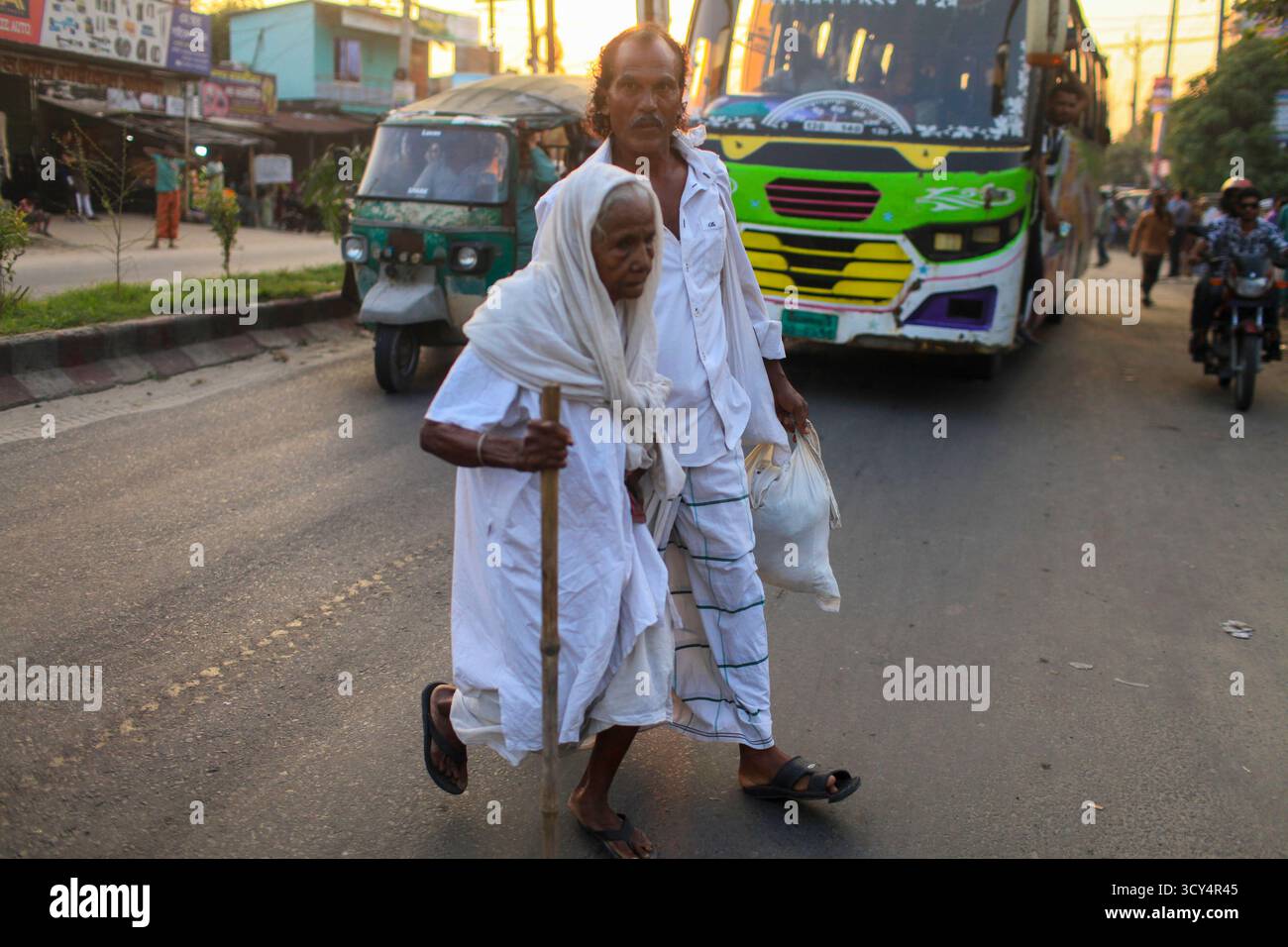 Dhaka, Dhaka, Bangladesch. Oktober 2025. Gläubige aus ganz Bangladesch versammeln sich am 17. Oktober 2025 im Lalon Akhra in Cheuriya, Kushtia, Bangladesch, um den 135. Todestag des mystischen Barden Lalon Shah zu feiern. Tausende von Followern gehen lange Wege, um am traditionellen dreitägigen Lalon Festival teilzunehmen, das das Gelände mit Liedern, spirituellen Gesängen und Gebeten füllt. Bauls und Devotees verbringen die Tage in Meditation, Musik und praktizieren Lalons Philosophie der Liebe, Gleichheit und Menschlichkeit. Für viele ist das Festival mehr als eine kulturelle Feier. Es ist eine zutiefst spirituelle Erfahrung Stockfoto