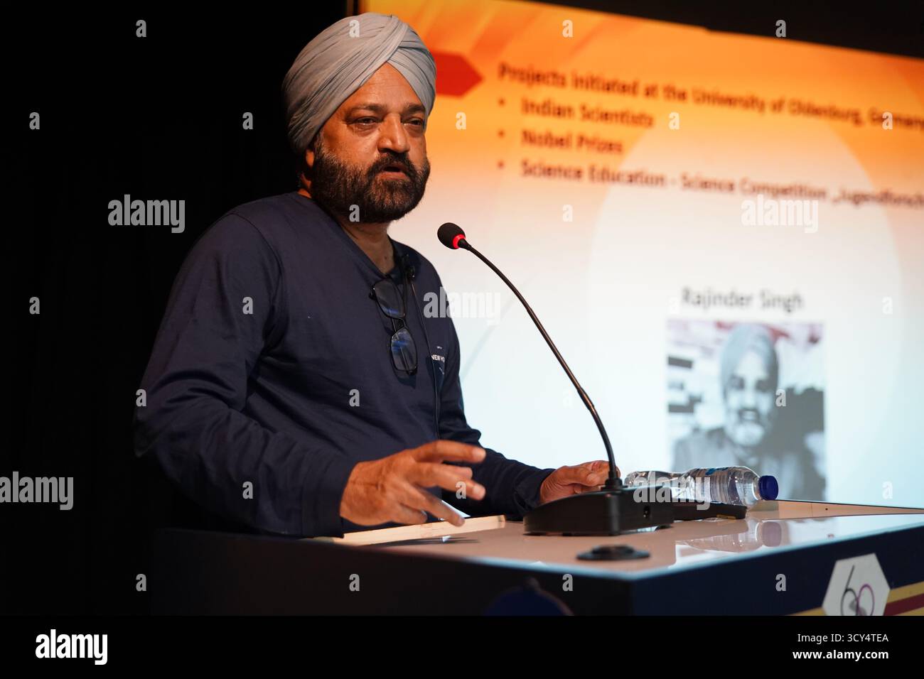 Kalkutta, Indien. Oktober 2025. Prof. Dr. Rajinder Singh, bekannter Wissenschaftshistoriker von der Universität Oldenburg, Deutschland, hält einen Vortrag zum Thema „Instrumente und Forschungseinrichtungen hinter der Entdeckung des Raman-Effekts“ während der 2. Vorlesung zum öffentlichen Engagement, die vom National Science & Technology Digital Archive im Birla Industrial & Technological Museum, Ministerium für Kultur, Regierung von Indien organisiert wird. An der Veranstaltung nahmen Studenten, Akademiker und Würdenträger teil. (Foto: Biswarup Ganguly/Pacific Press) Credit: Pacific Press Media Production Corp./Alamy Live News Stockfoto
