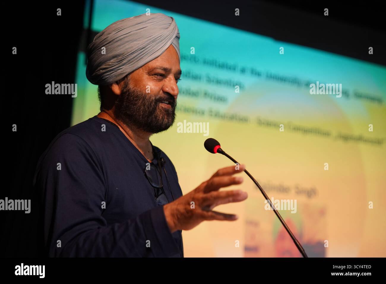 Kalkutta, Indien. Oktober 2025. Prof. Dr. Rajinder Singh, bekannter Wissenschaftshistoriker von der Universität Oldenburg, Deutschland, hält einen Vortrag zum Thema „Instrumente und Forschungseinrichtungen hinter der Entdeckung des Raman-Effekts“ während der 2. Vorlesung zum öffentlichen Engagement, die vom National Science & Technology Digital Archive im Birla Industrial & Technological Museum, Ministerium für Kultur, Regierung von Indien organisiert wird. An der Veranstaltung nahmen Studenten, Akademiker und Würdenträger teil. (Foto: Biswarup Ganguly/Pacific Press) Credit: Pacific Press Media Production Corp./Alamy Live News Stockfoto