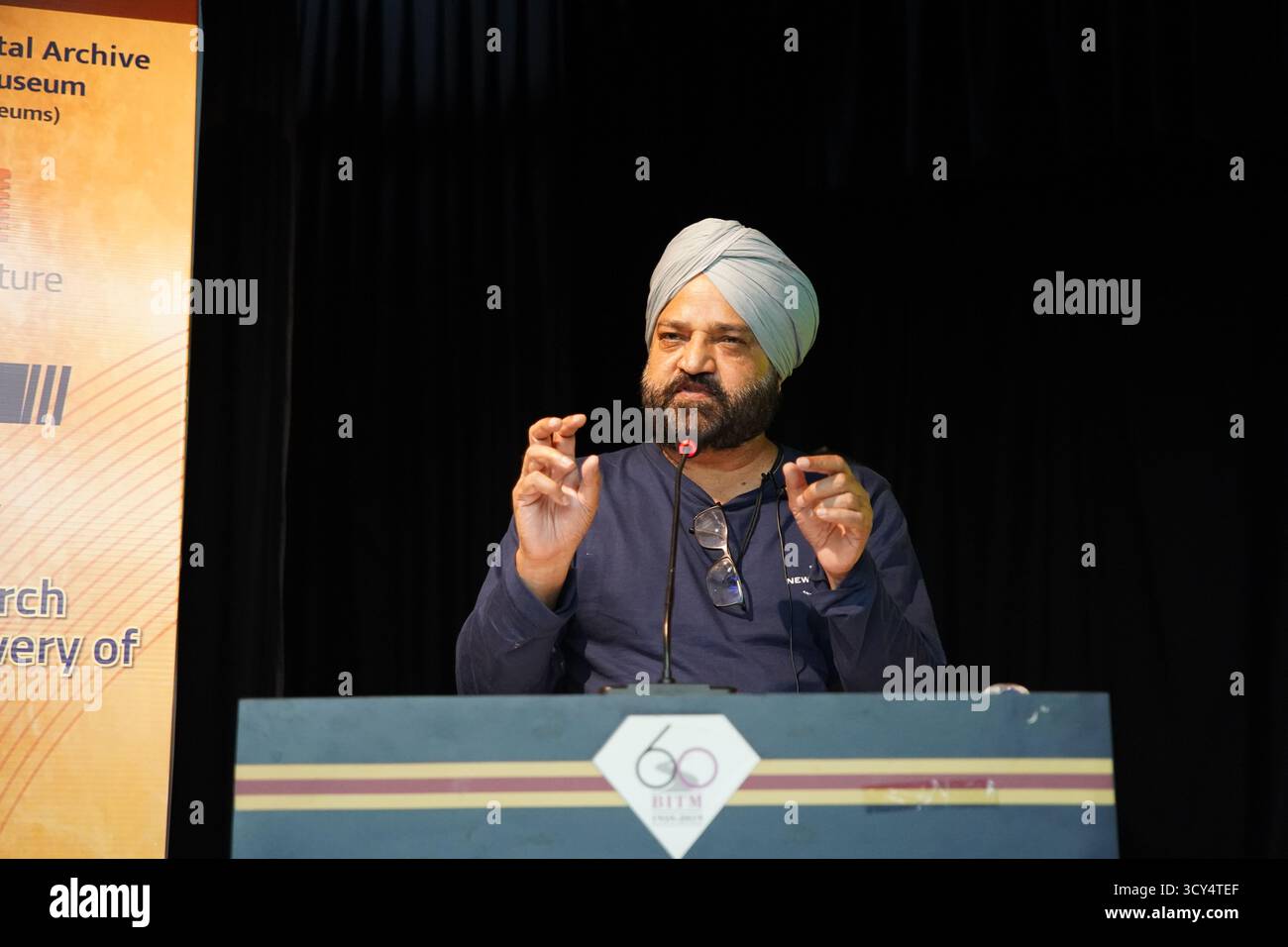 Kalkutta, Indien. Oktober 2025. Prof. Dr. Rajinder Singh, bekannter Wissenschaftshistoriker von der Universität Oldenburg, Deutschland, hält einen Vortrag zum Thema „Instrumente und Forschungseinrichtungen hinter der Entdeckung des Raman-Effekts“ während der 2. Vorlesung zum öffentlichen Engagement, die vom National Science & Technology Digital Archive im Birla Industrial & Technological Museum, Ministerium für Kultur, Regierung von Indien organisiert wird. An der Veranstaltung nahmen Studenten, Akademiker und Würdenträger teil. (Foto: Biswarup Ganguly/Pacific Press) Credit: Pacific Press Media Production Corp./Alamy Live News Stockfoto